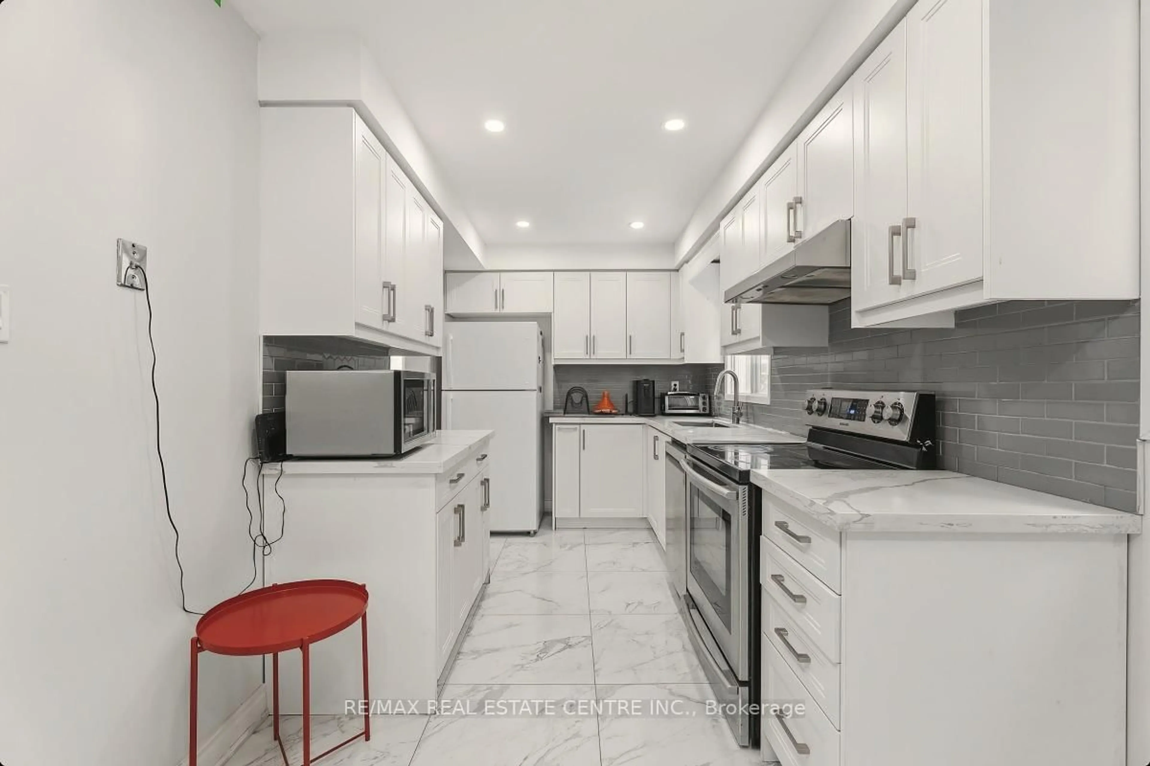 Standard kitchen, ceramic/tile floor for 5013 Northern Night Circ, Mississauga Ontario L5R 2P7