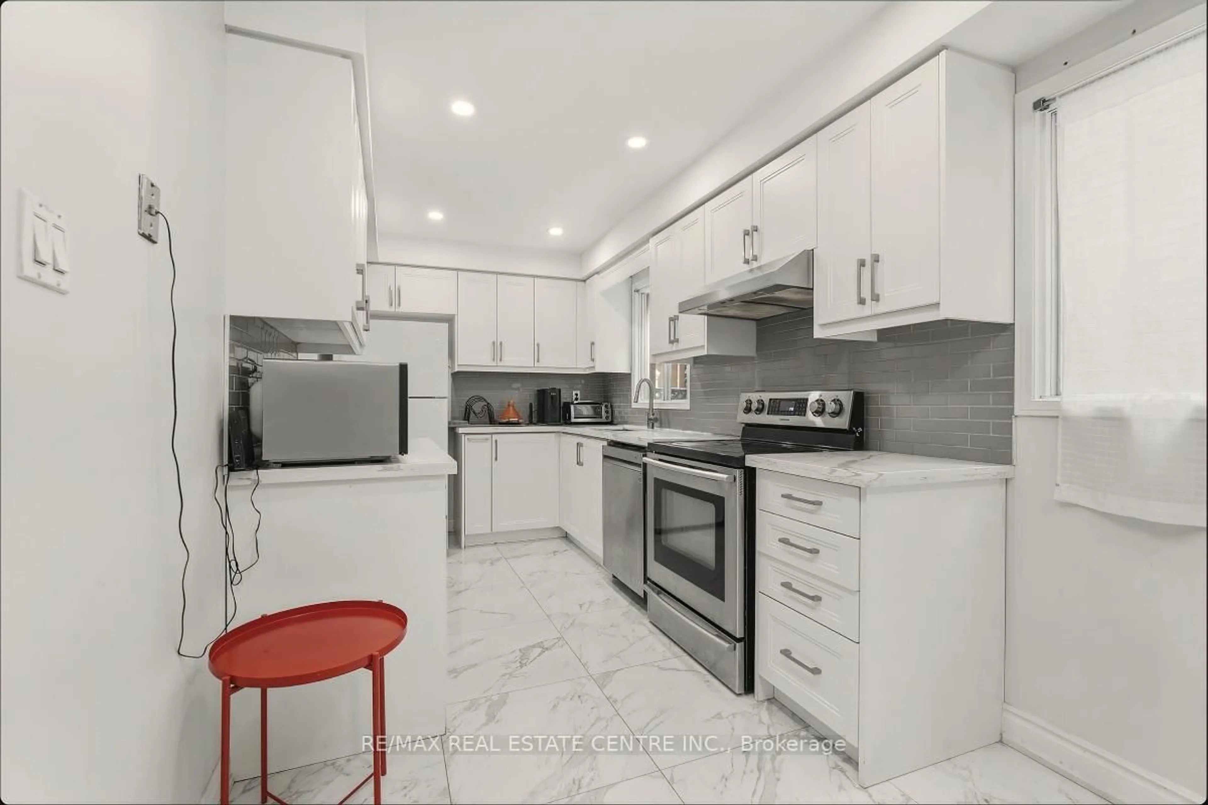 Standard kitchen, ceramic/tile floor for 5013 Northern Night Circ, Mississauga Ontario L5R 2P7