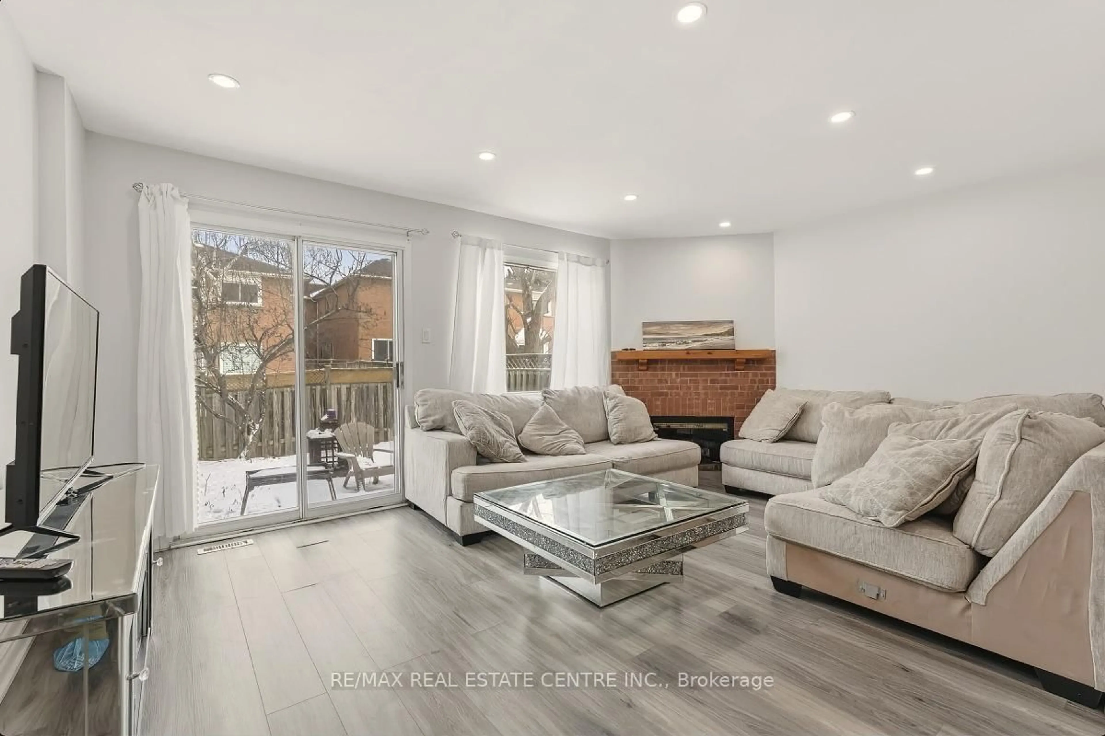 Living room with furniture, unknown for 5013 Northern Night Circ, Mississauga Ontario L5R 2P7