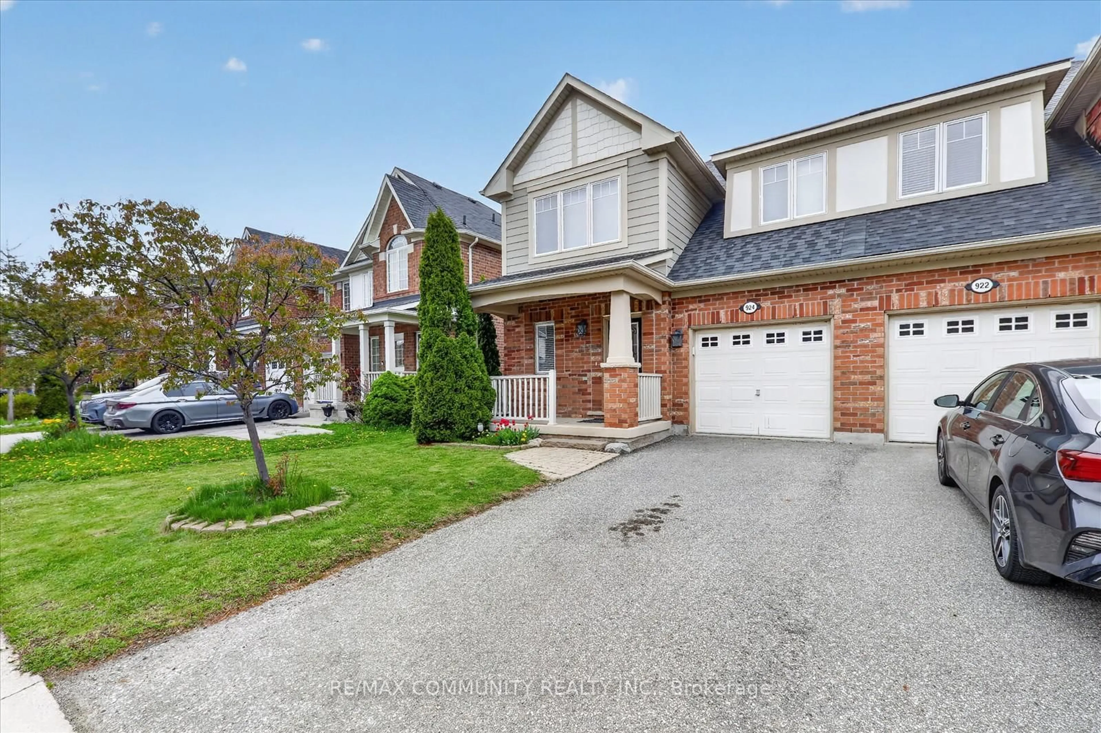 Home with brick exterior material, street for 924 Zelinsky Cres, Milton Ontario L9T 0L5