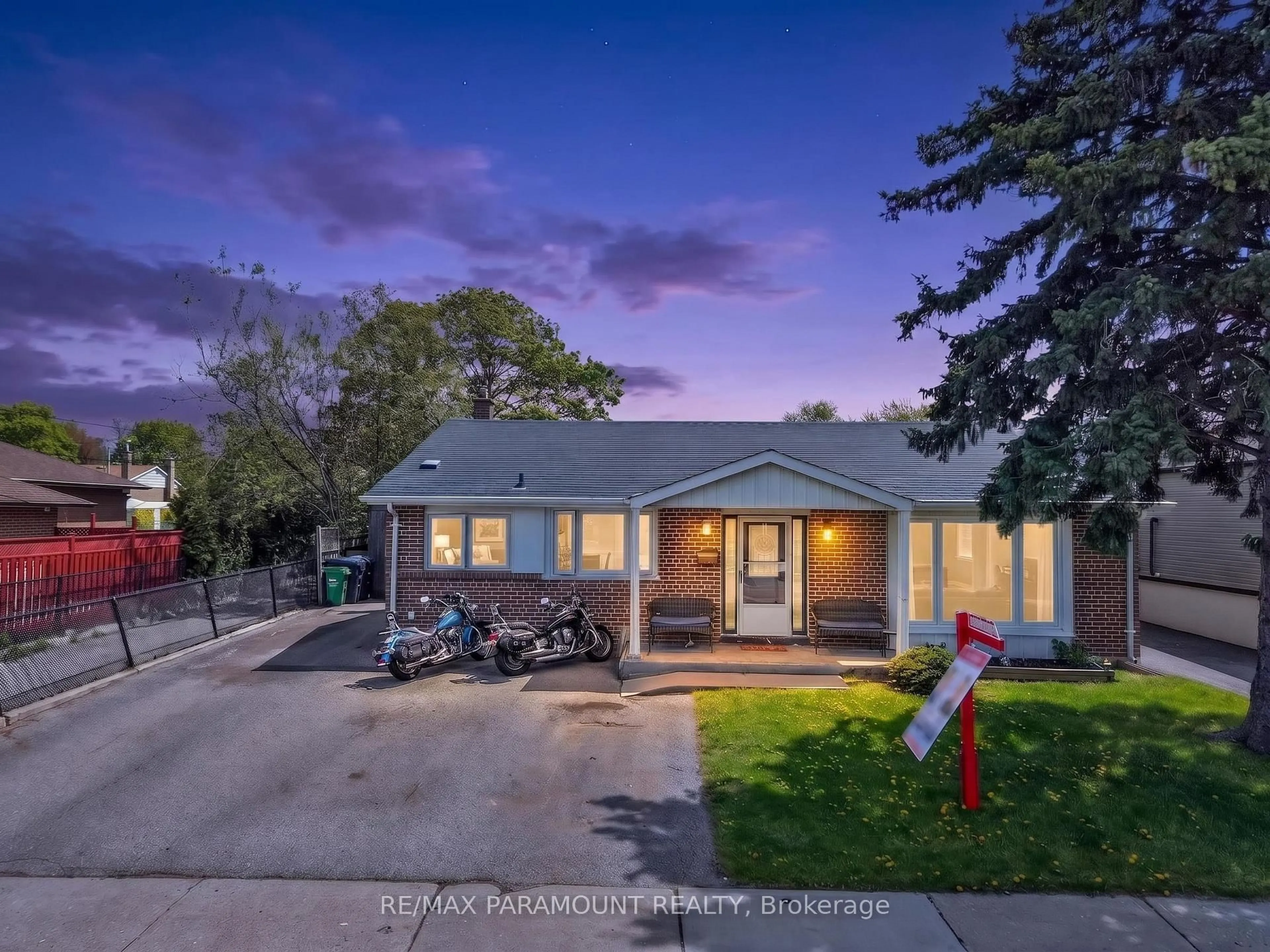 A pic from outside/outdoor area/front of a property/back of a property/a pic from drone, street for 250 Avondale Blvd, Brampton Ontario L6T 1J4
