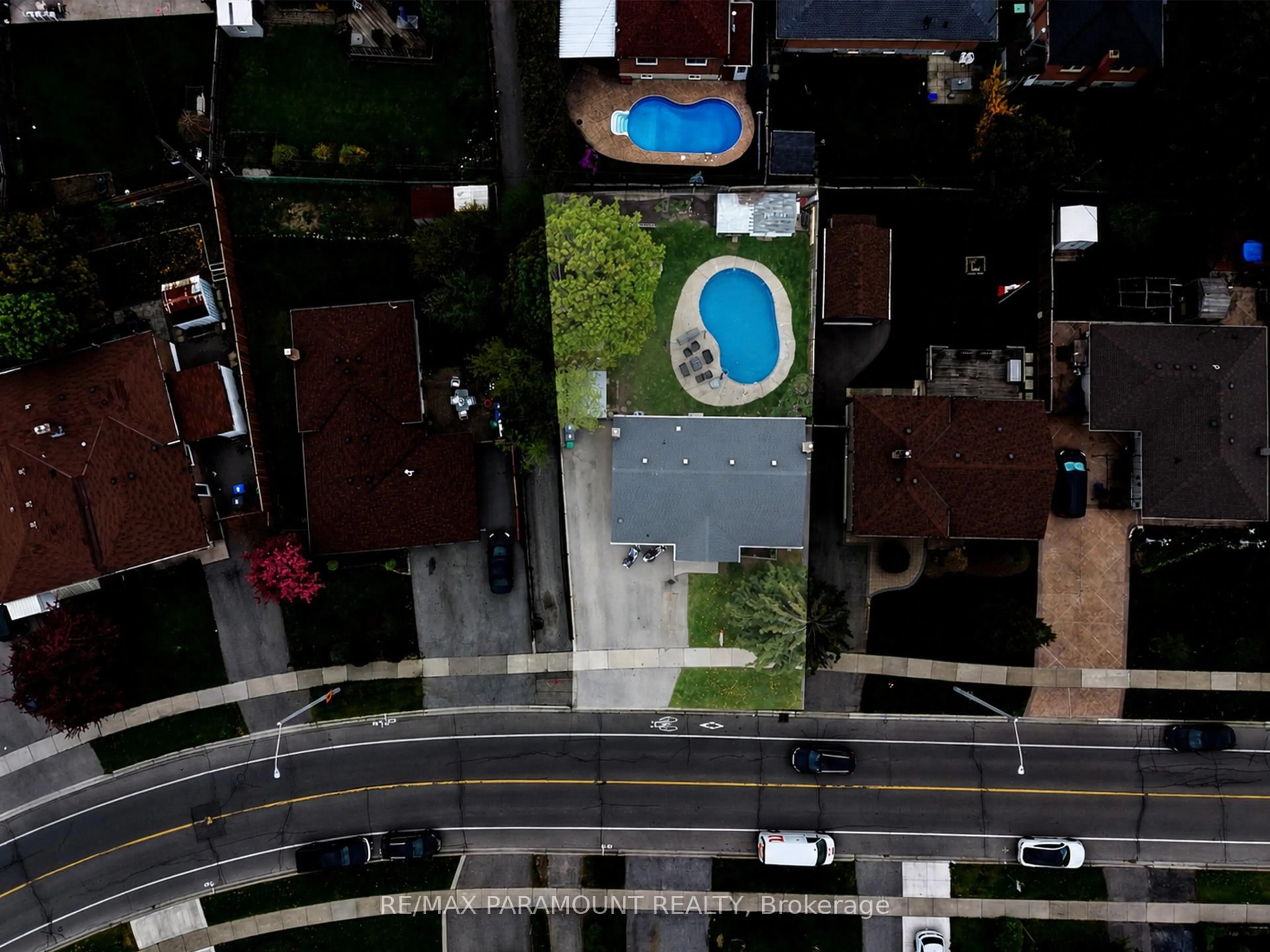 A pic from outside/outdoor area/front of a property/back of a property/a pic from drone, city buildings view from balcony for 250 Avondale Blvd, Brampton Ontario L6T 1J4