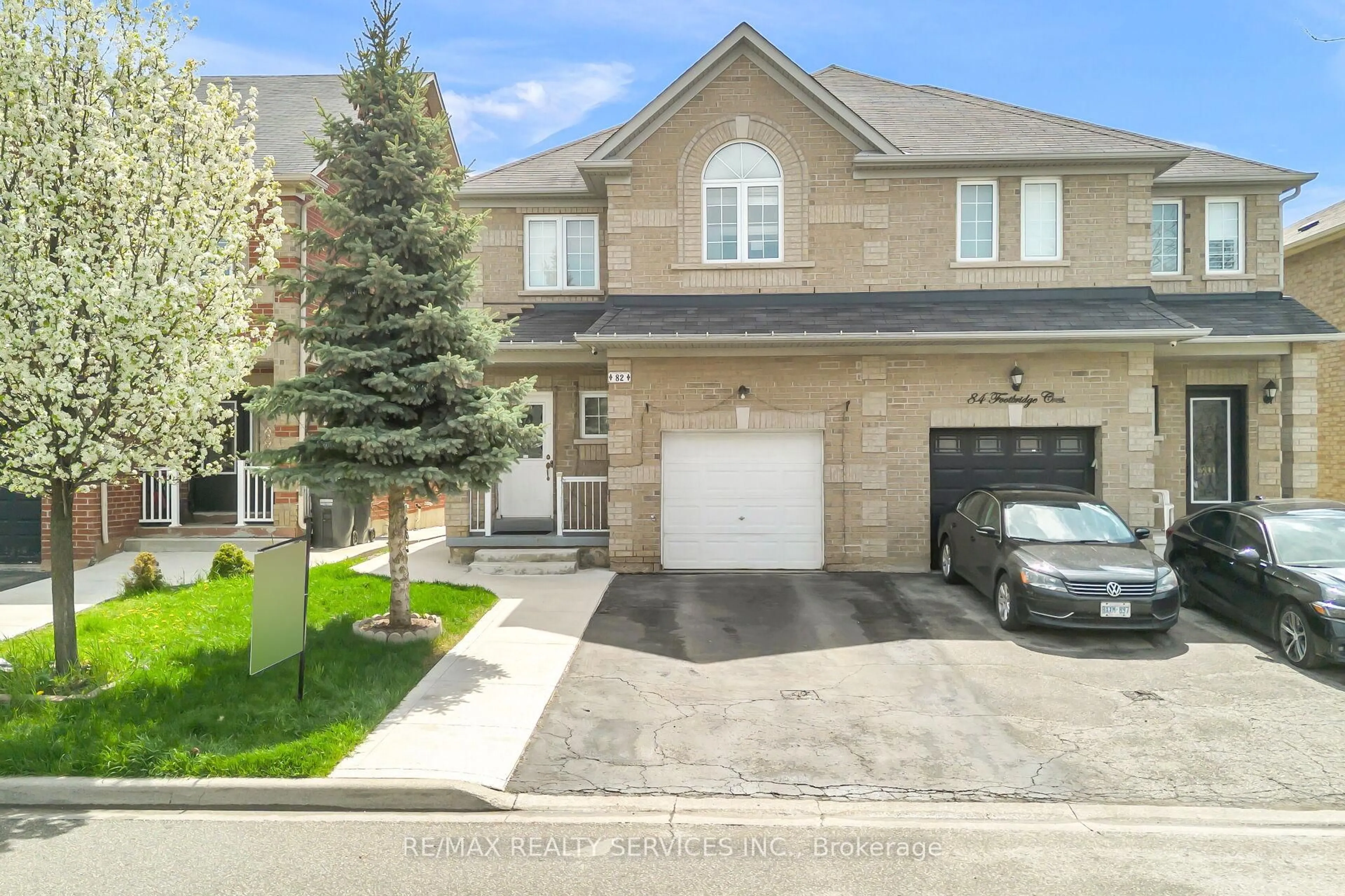 A pic from outside/outdoor area/front of a property/back of a property/a pic from drone, street for 82 Footbridge Cres, Brampton Ontario L6R 0T8
