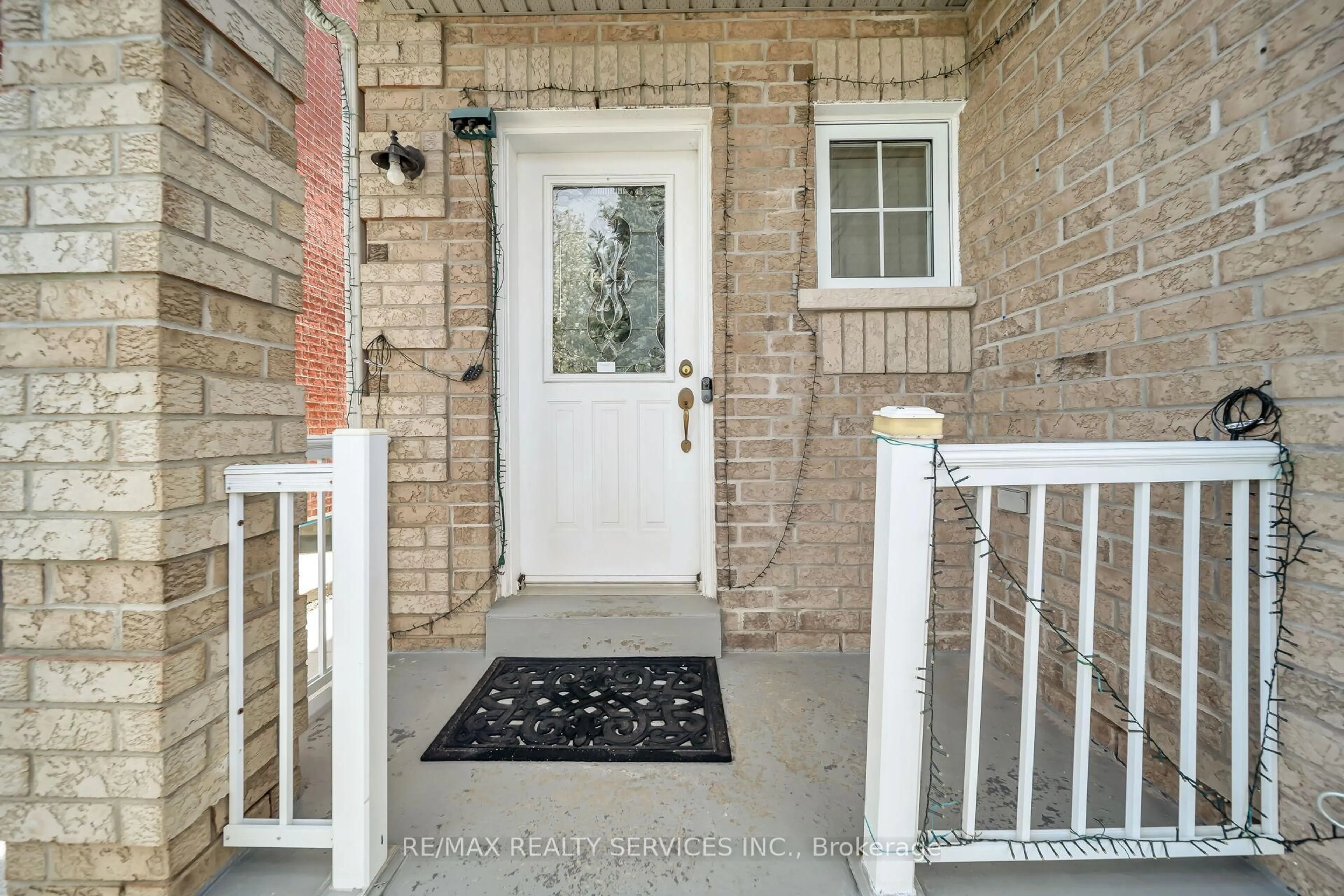 Indoor entryway for 82 Footbridge Cres, Brampton Ontario L6R 0T8