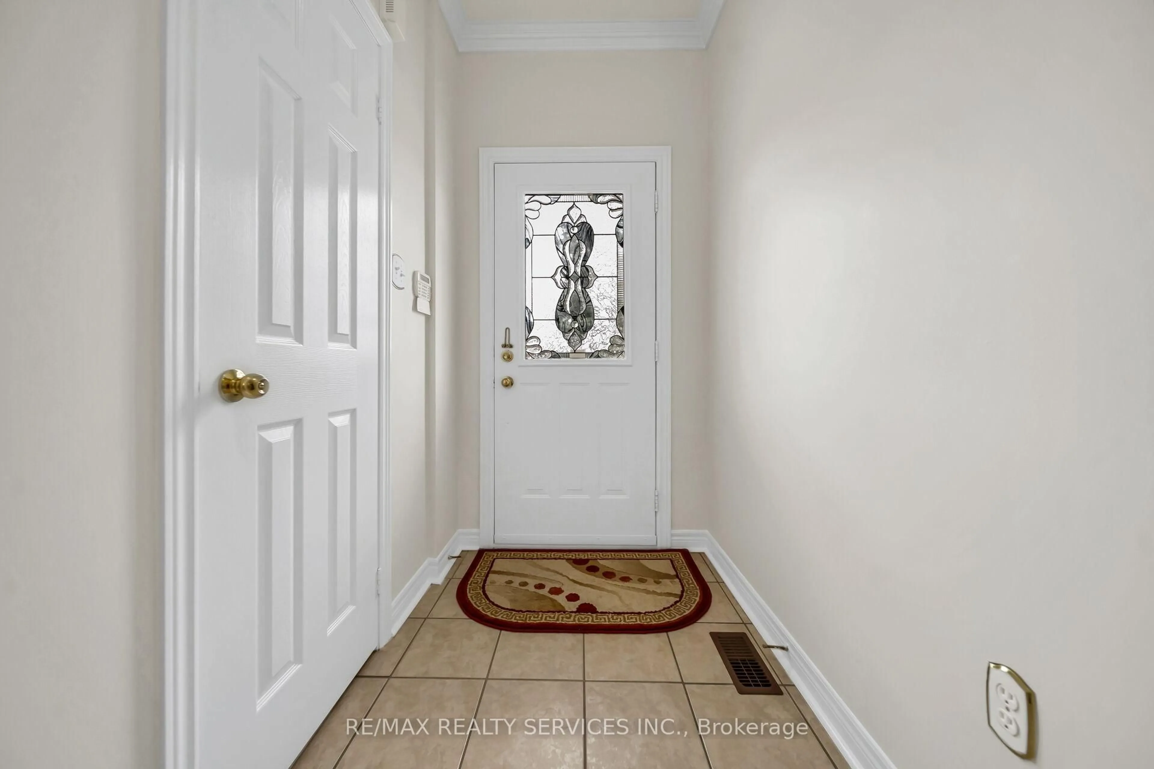 Indoor entryway for 82 Footbridge Cres, Brampton Ontario L6R 0T8