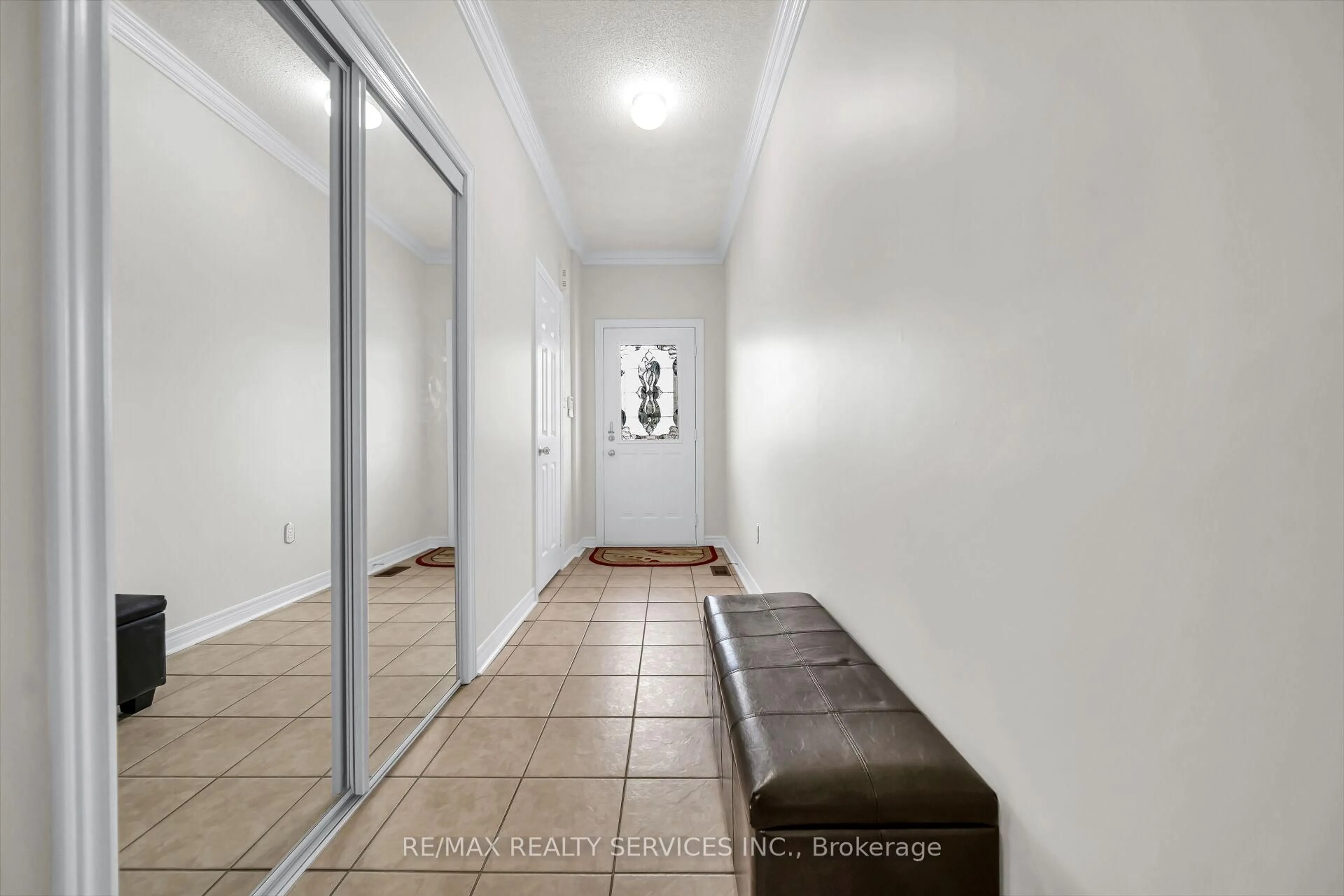 Indoor entryway for 82 Footbridge Cres, Brampton Ontario L6R 0T8