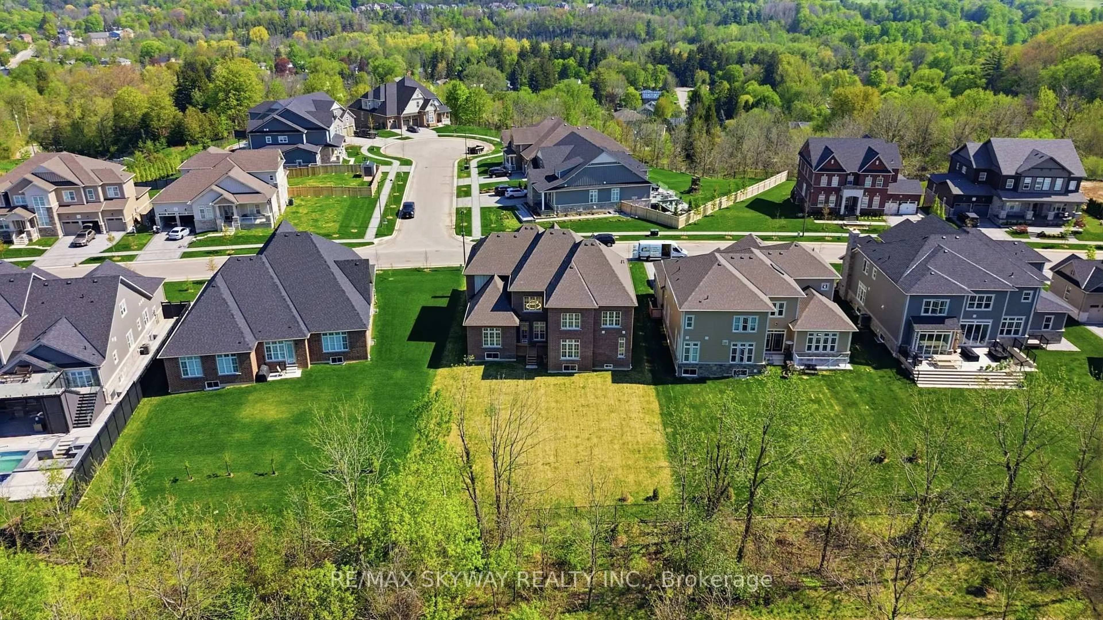 A pic from outside/outdoor area/front of a property/back of a property/a pic from drone, street for 27 Gamble St, Halton Hills Ontario L7G 0P3