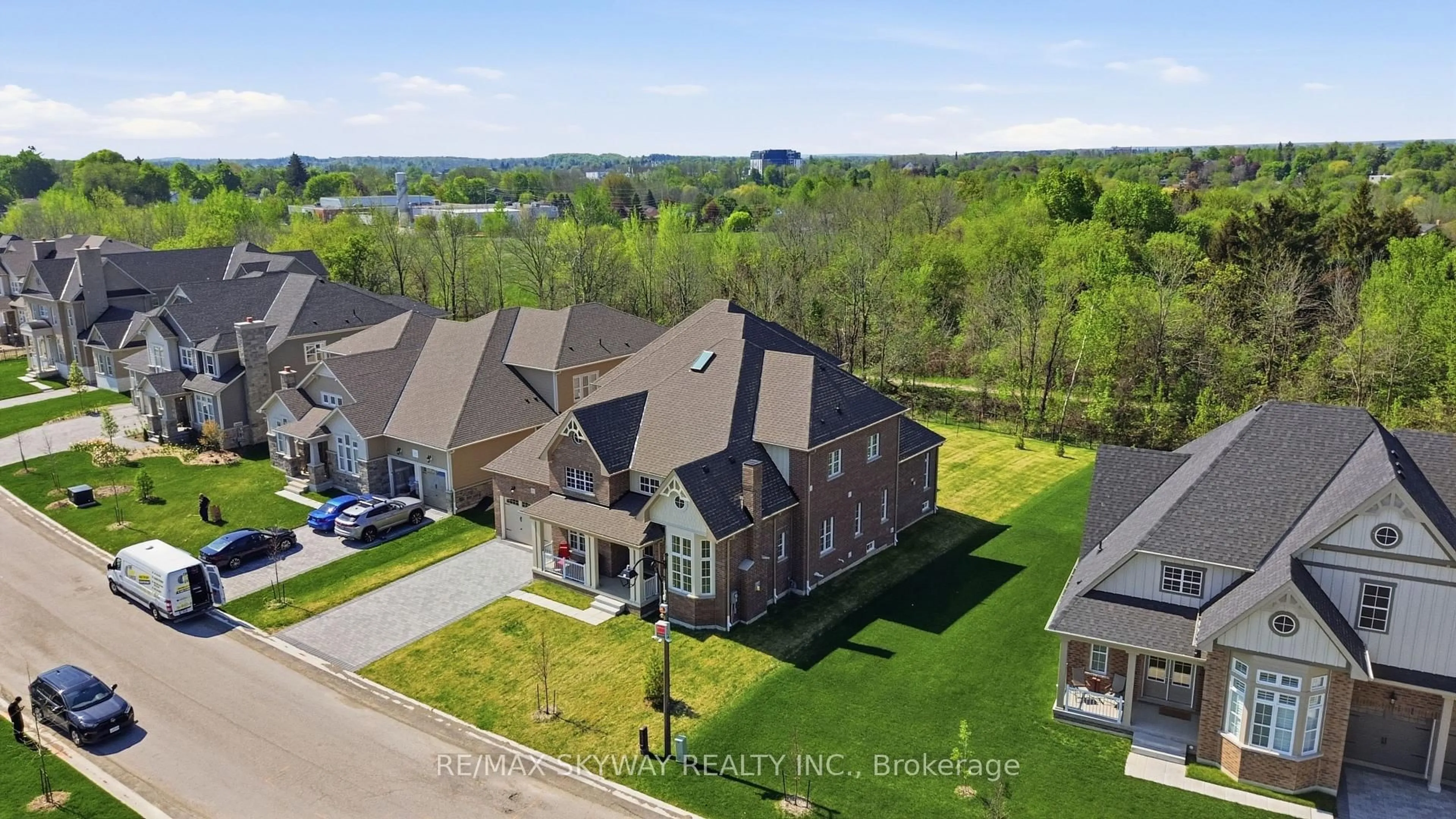 A pic from outside/outdoor area/front of a property/back of a property/a pic from drone, unknown for 27 Gamble St, Halton Hills Ontario L7G 0P3