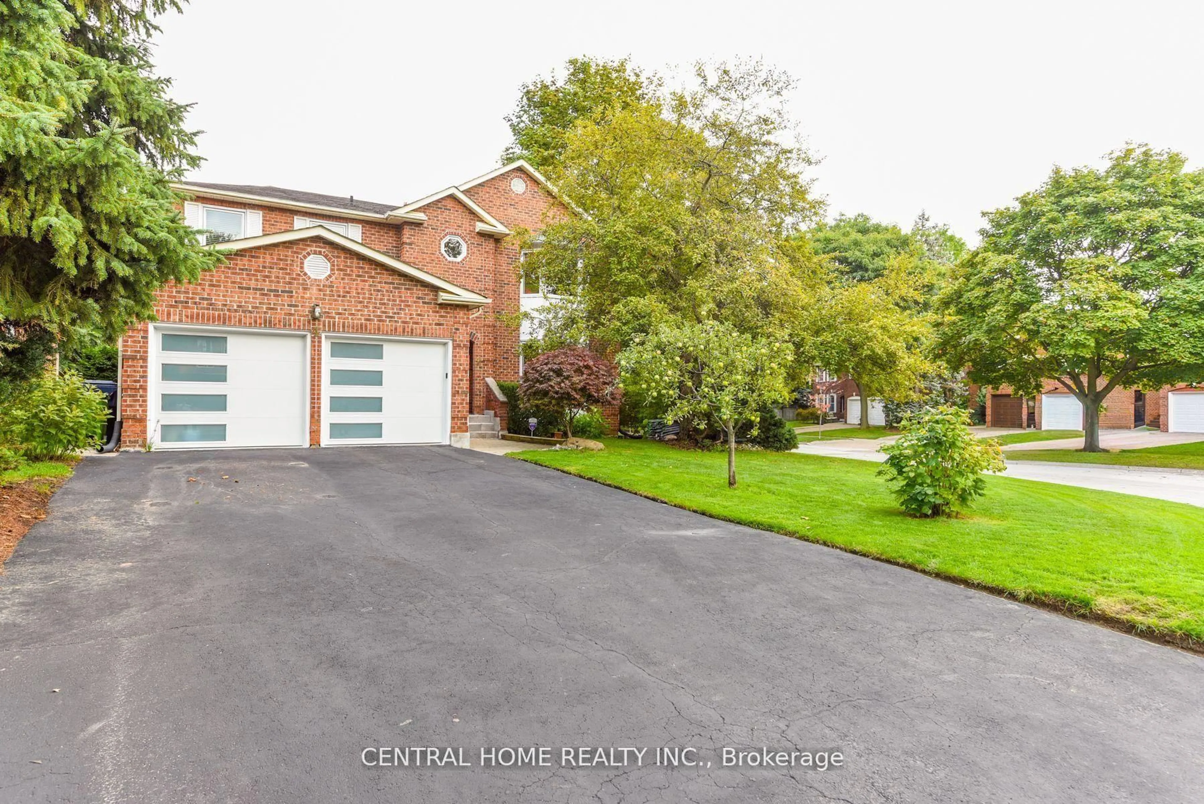 A pic from outside/outdoor area/front of a property/back of a property/a pic from drone, street for 4 Robaldon Rd, Toronto Ontario M9A 5A7