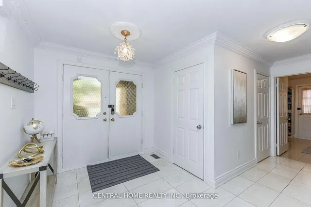 4 Robaldon Rd, Toronto 5