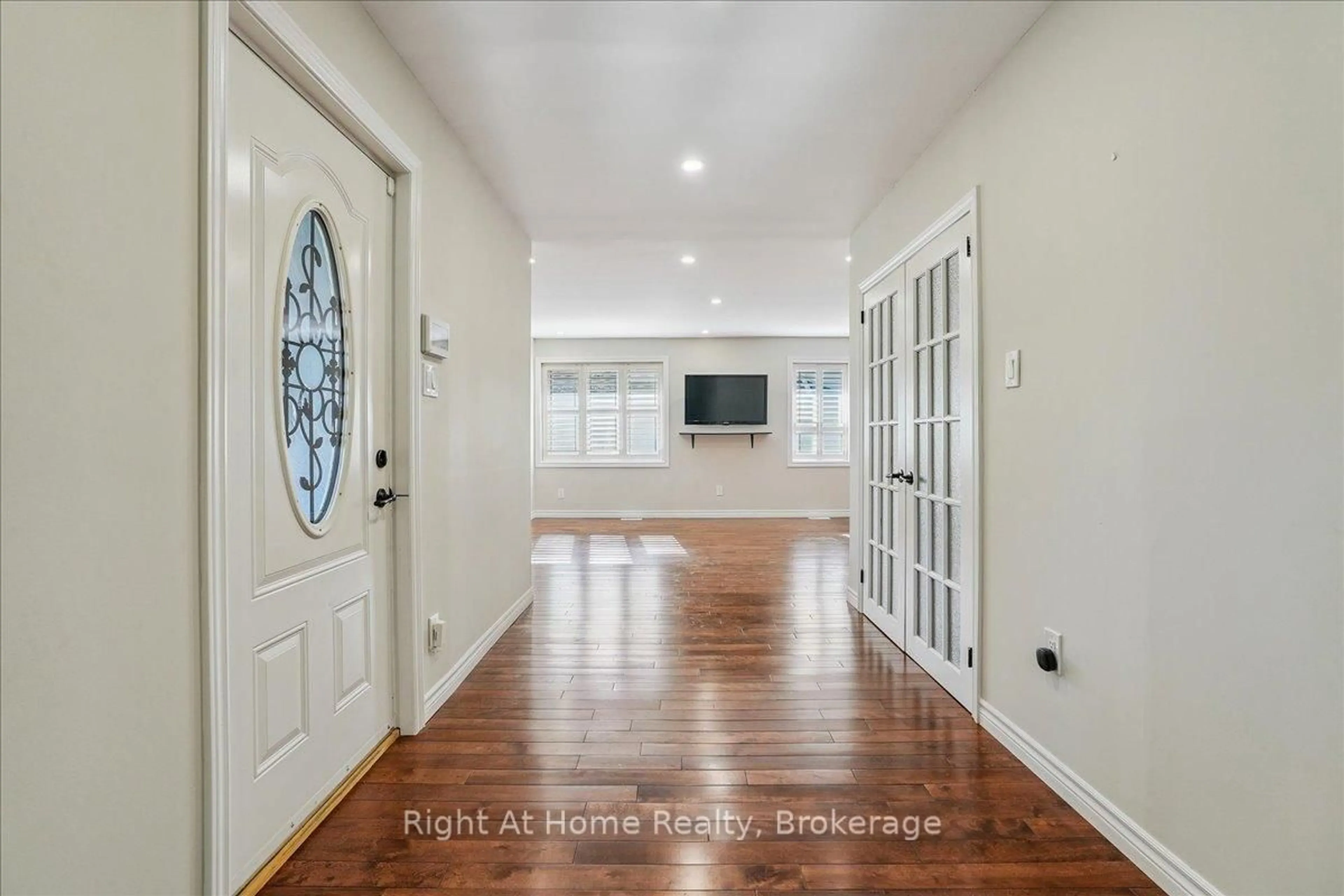 Indoor entryway for 257 Wales Cres, Oakville Ontario L6L 3X8