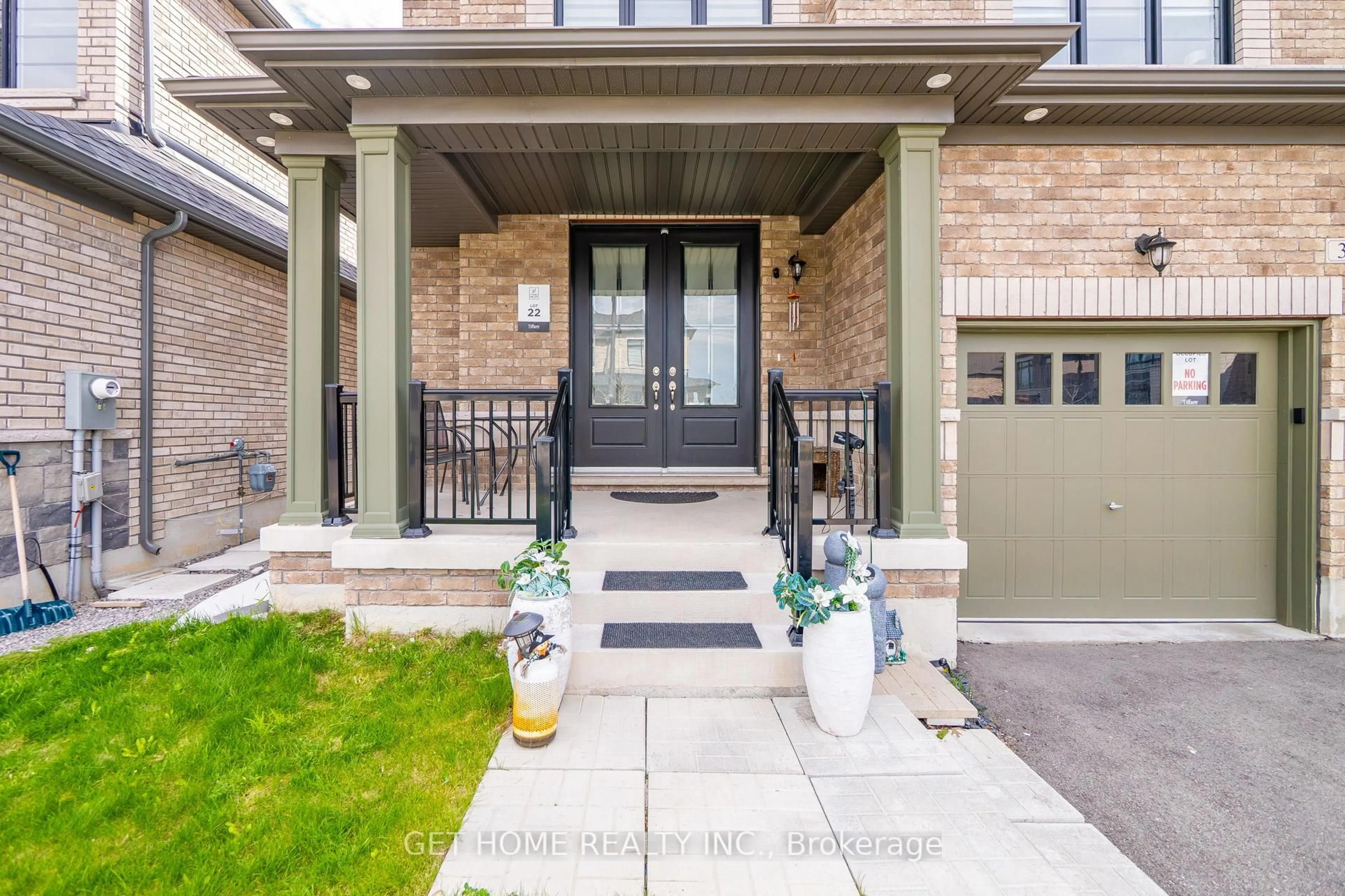 Indoor entryway for 30 Lowell Cres, Brampton Ontario L6X 5S1