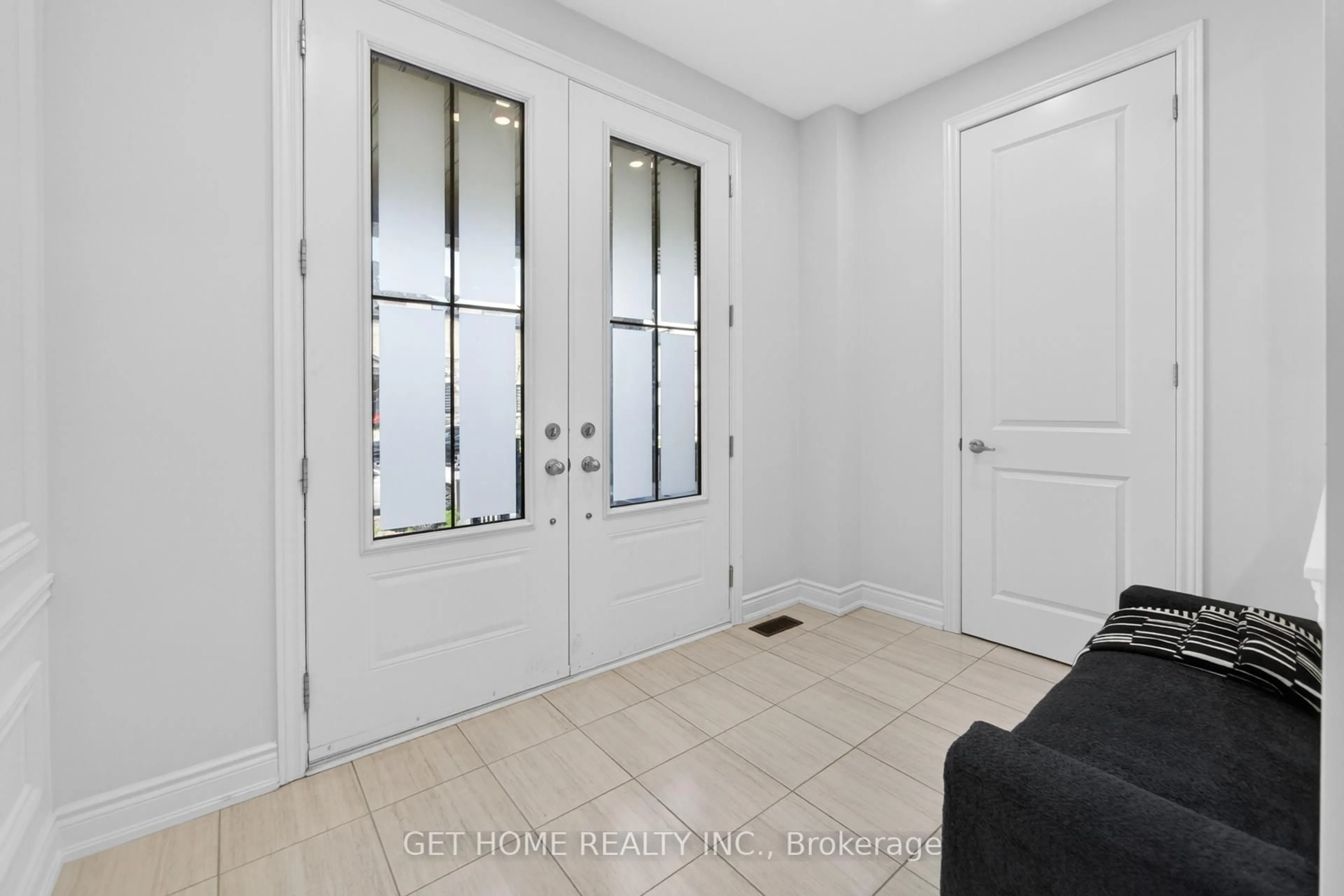 Indoor entryway for 30 Lowell Cres, Brampton Ontario L6X 5S1