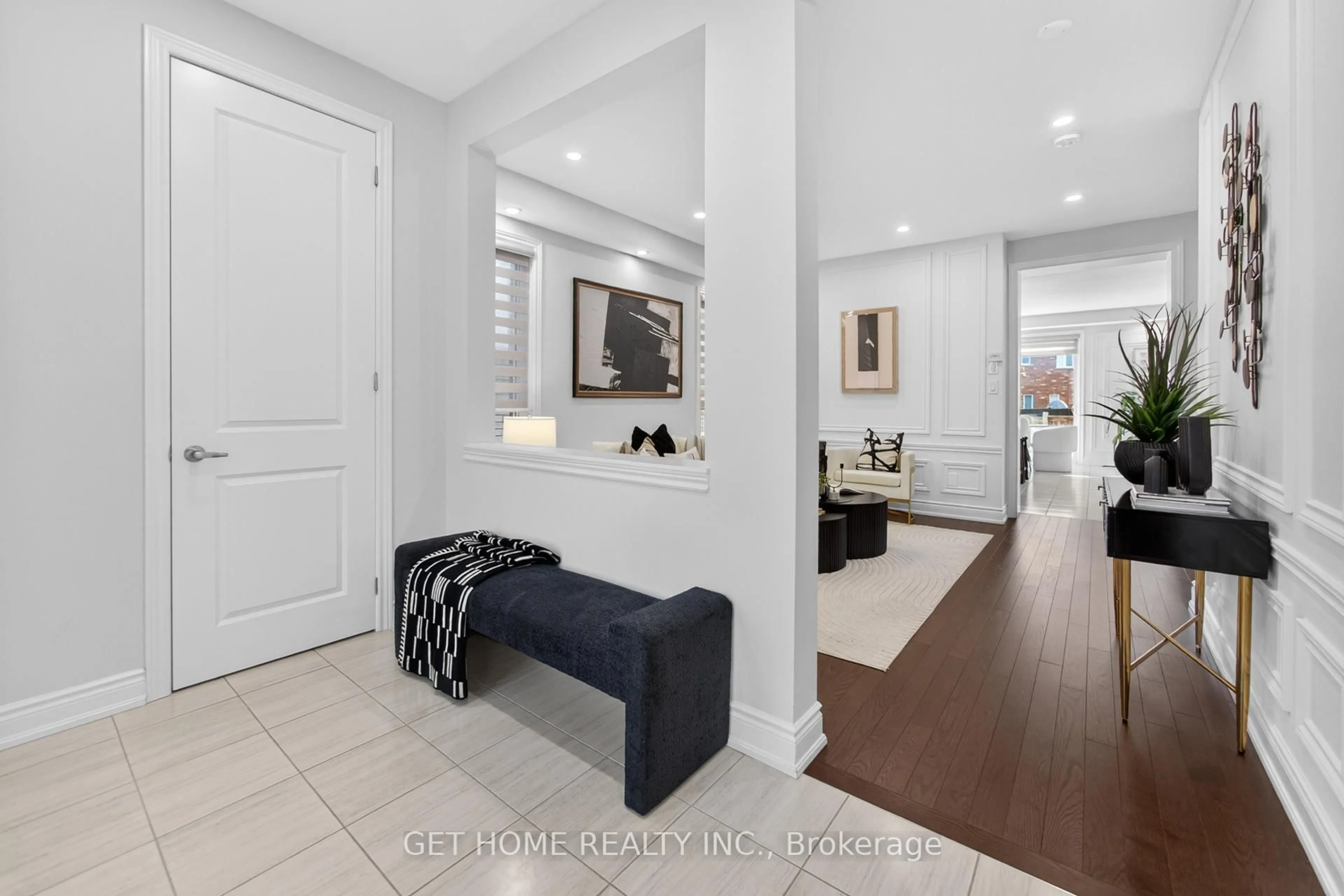 Indoor entryway for 30 Lowell Cres, Brampton Ontario L6X 5S1
