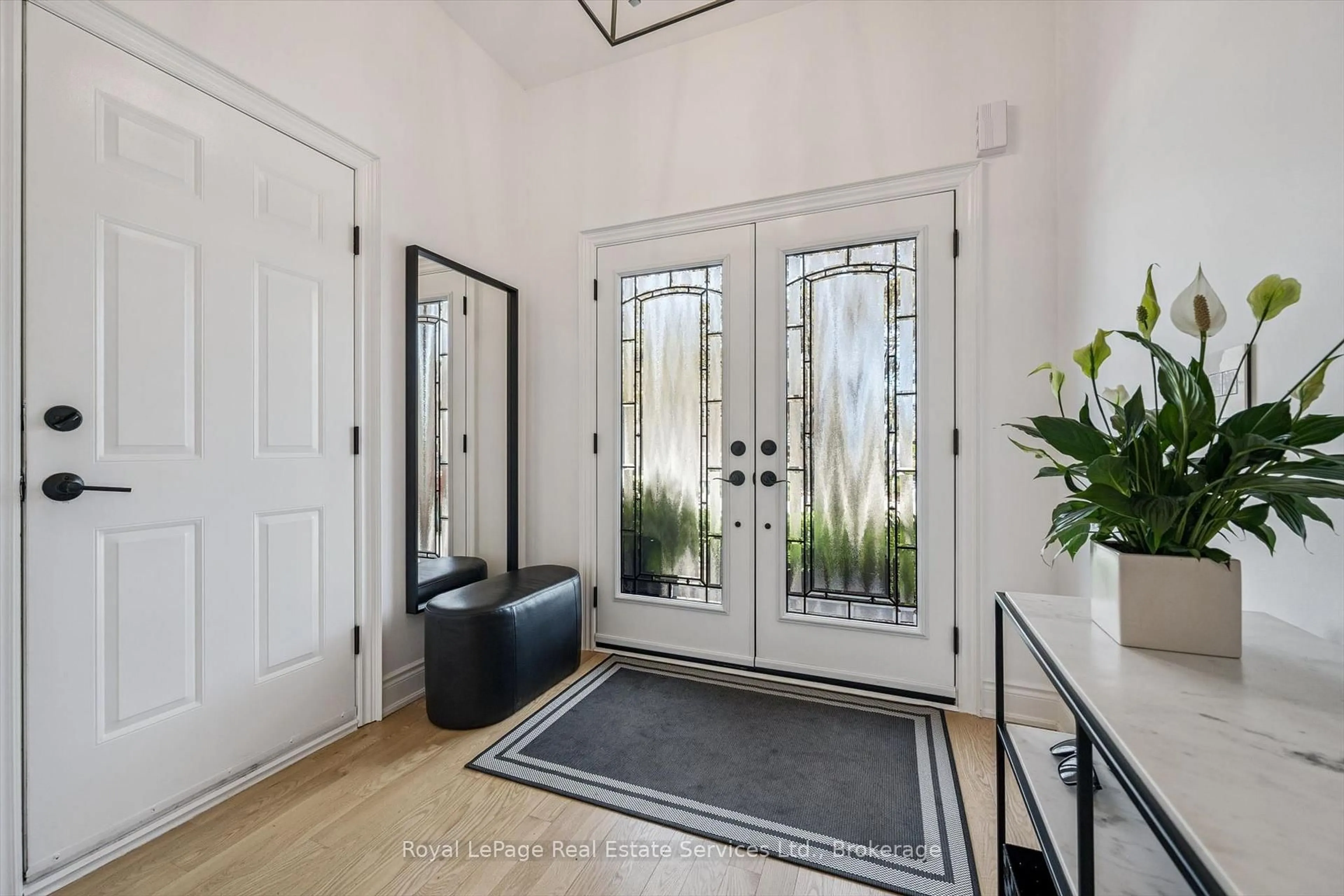 Indoor entryway for 2250 Rockingham Dr #32, Oakville Ontario L6H 6J3