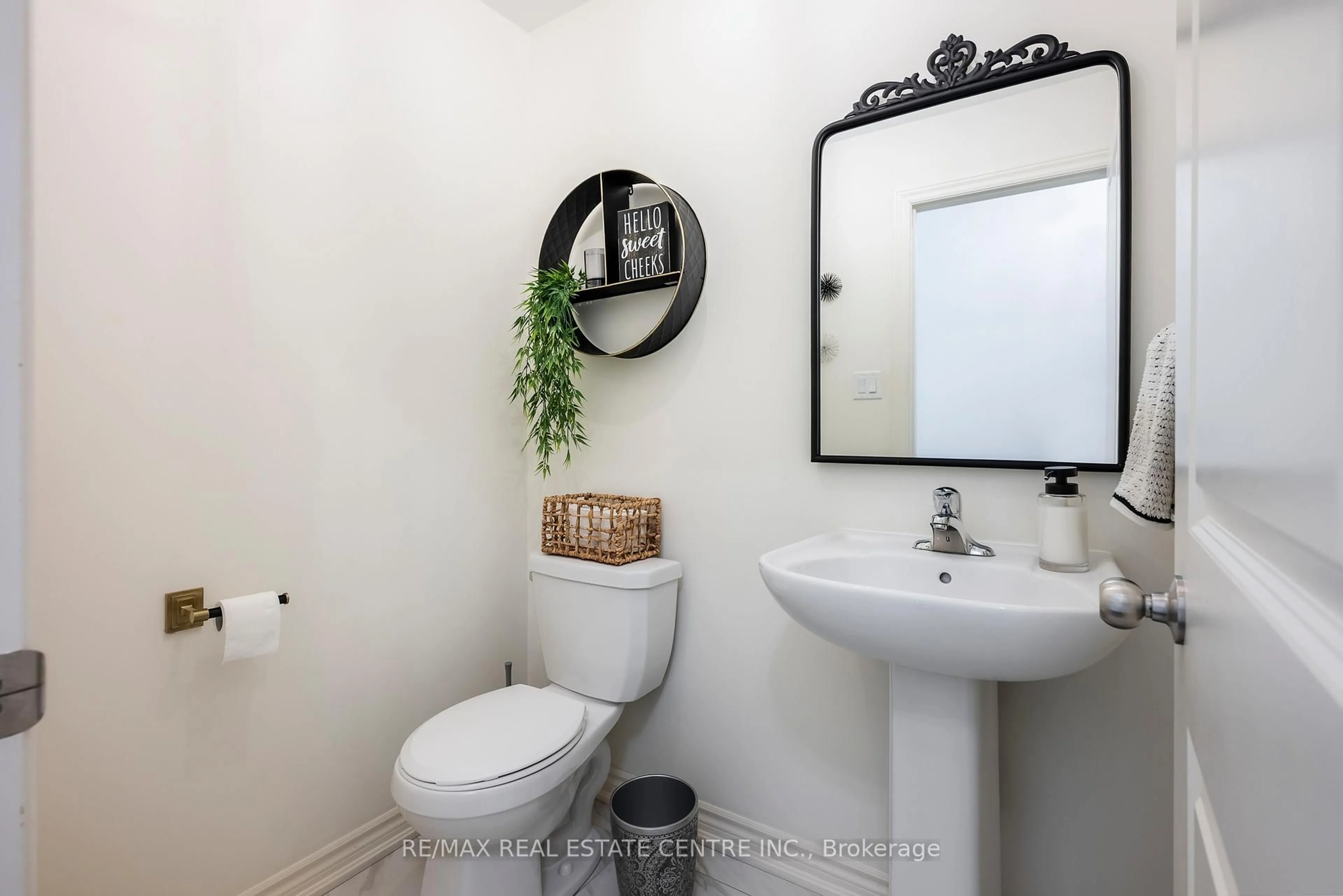 Standard bathroom, ceramic/tile floor for 106 ADVENTURA Rd, Brampton Ontario L7A 5A7