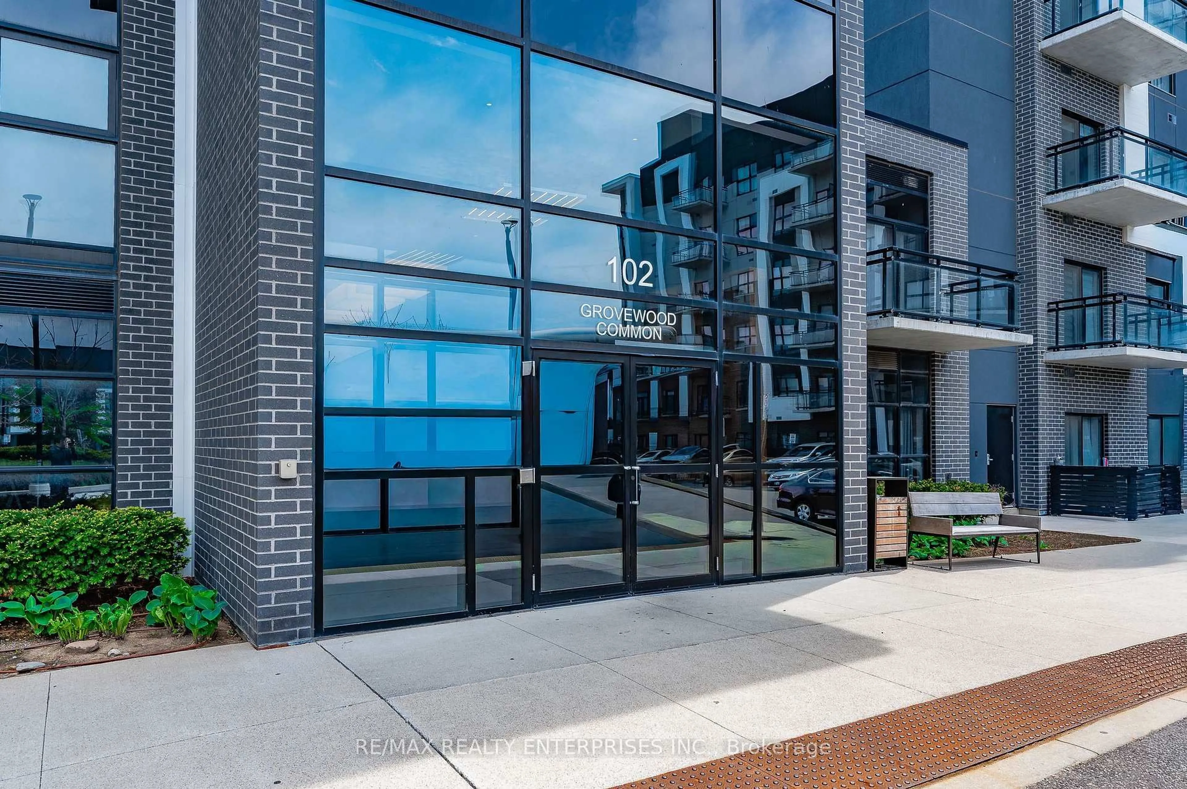 Indoor foyer for 102 Grovewood Common #510, Oakville Ontario L9H 0X2