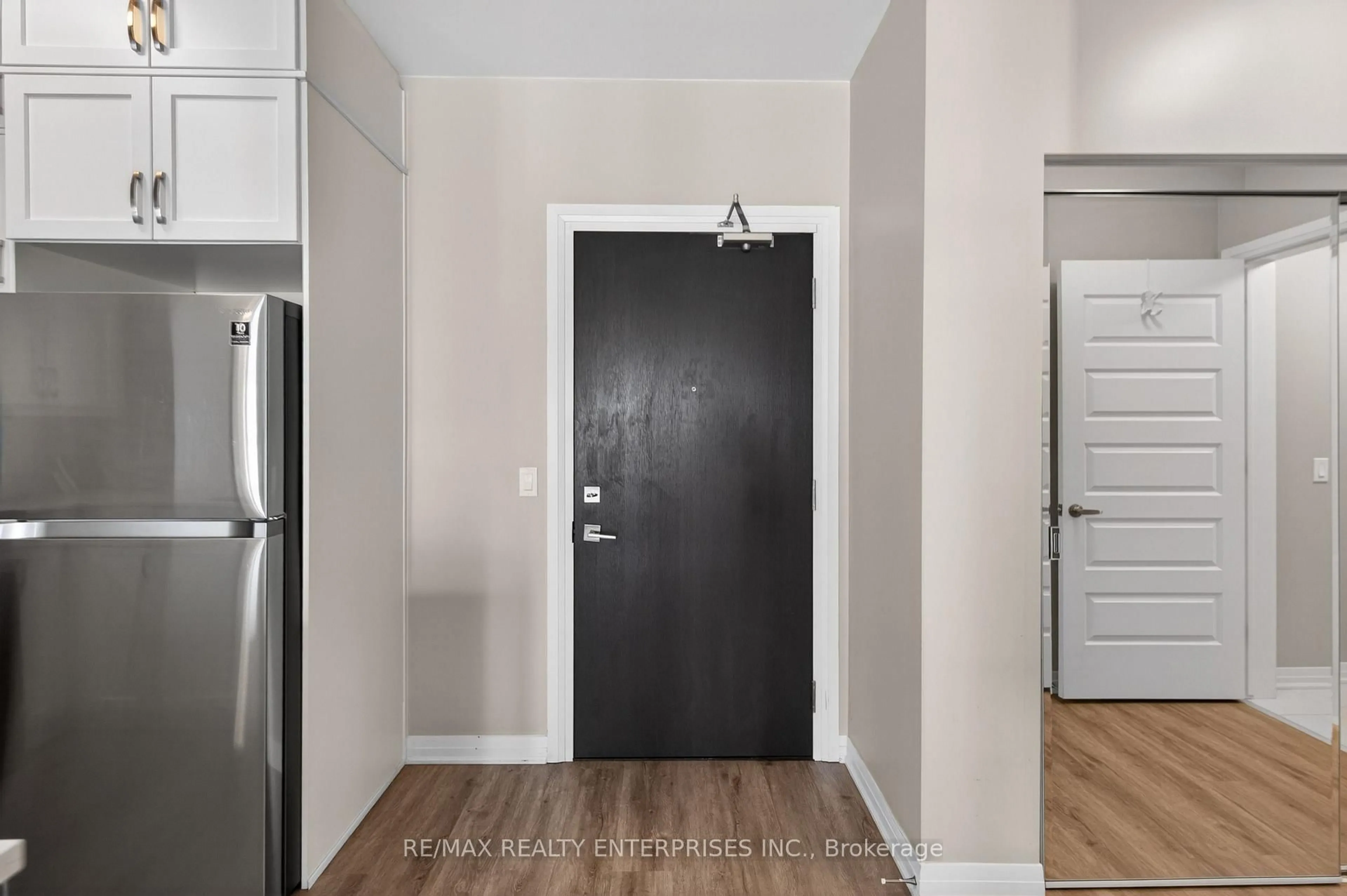 Indoor entryway for 102 Grovewood Common #510, Oakville Ontario L9H 0X2