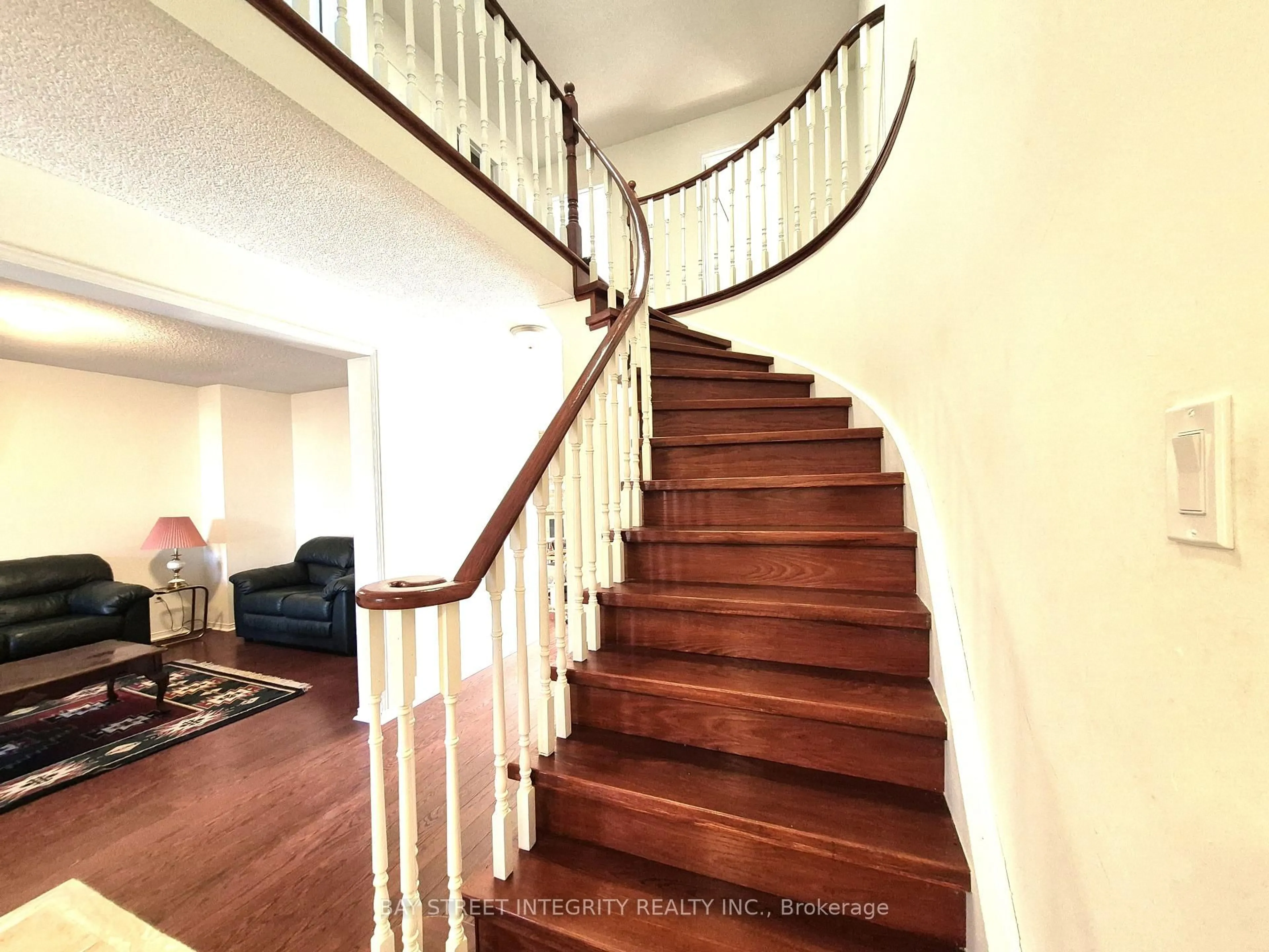 Stairs for 5132 Guildwood Way, Mississauga Ontario L5R 2S7