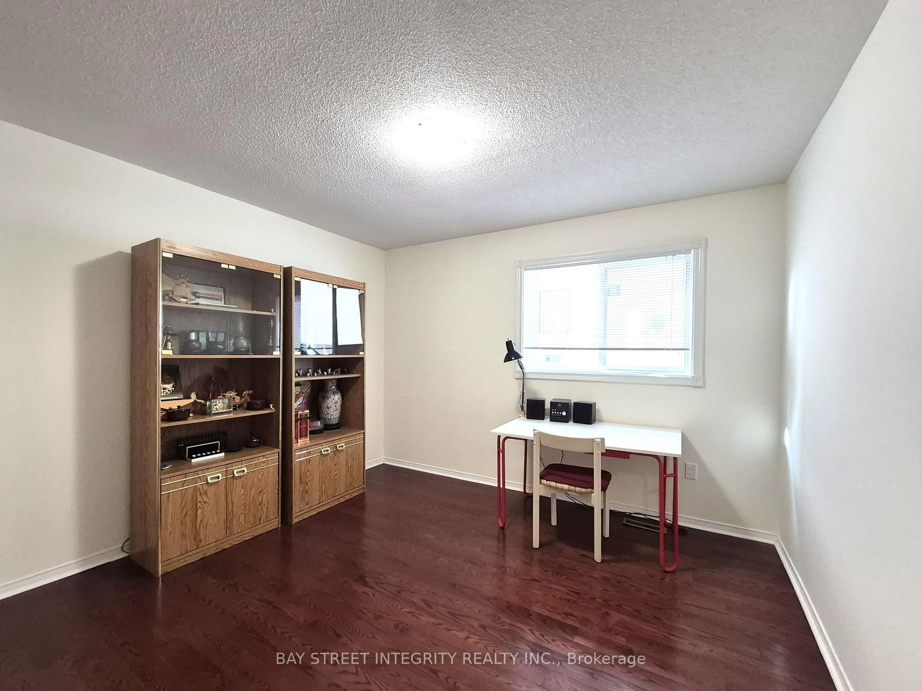 A pic of a room for 5132 Guildwood Way, Mississauga Ontario L5R 2S7