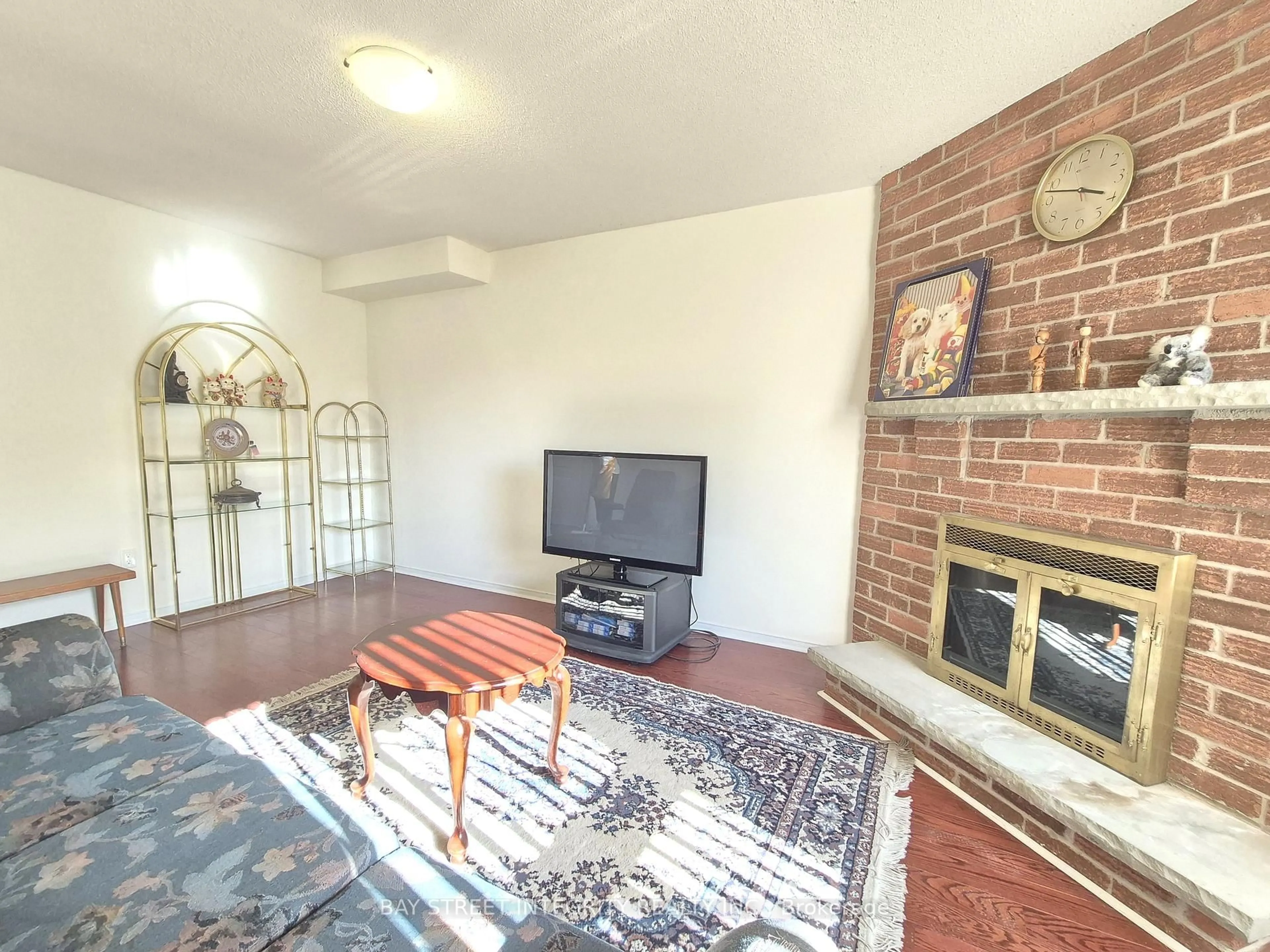 Living room with furniture, unknown for 5132 Guildwood Way, Mississauga Ontario L5R 2S7