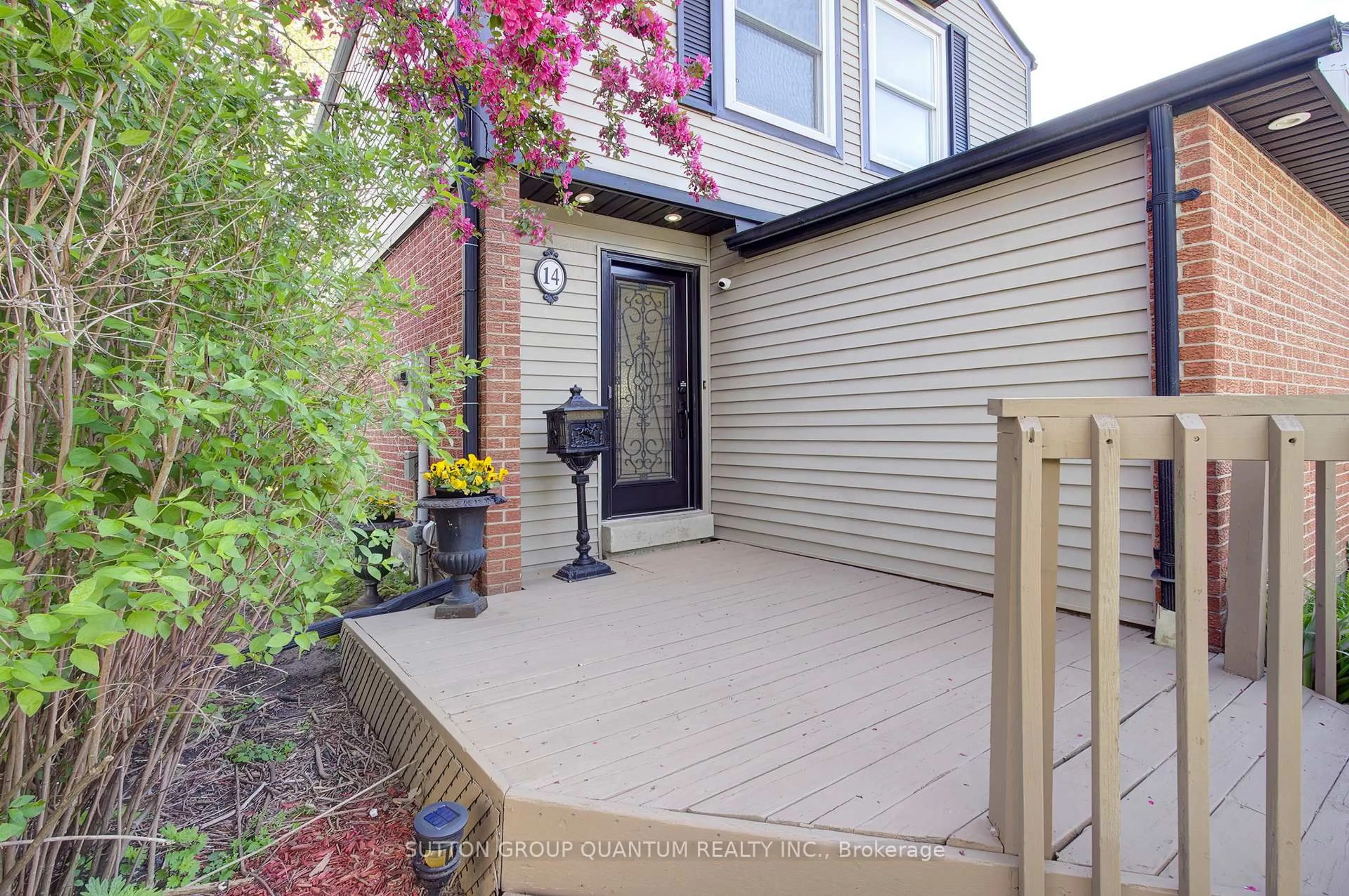 Patio, street for 336 Queen St #14, Mississauga Ontario L5M 1M2