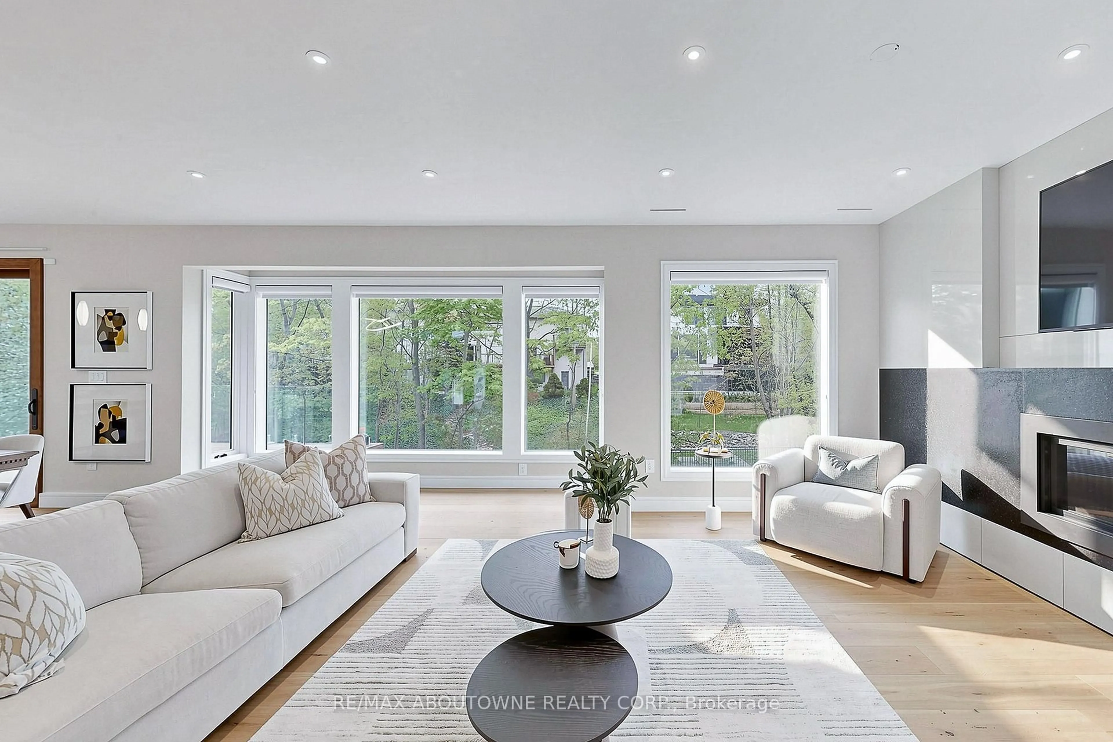 Living room with furniture, unknown for 1364 Acton Cres, Oakville Ontario L6J 2S5