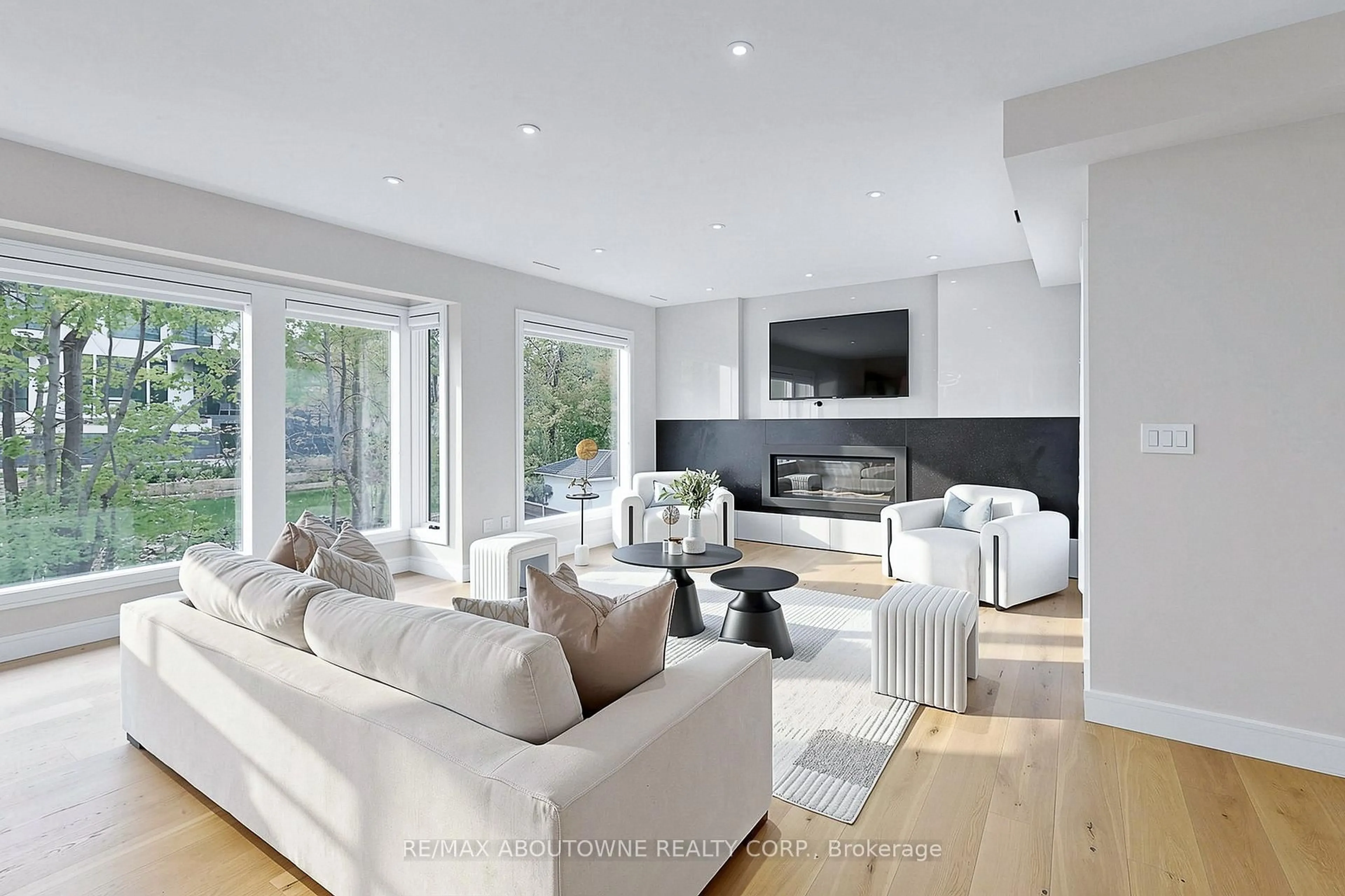 Living room with furniture, unknown for 1364 Acton Cres, Oakville Ontario L6J 2S5