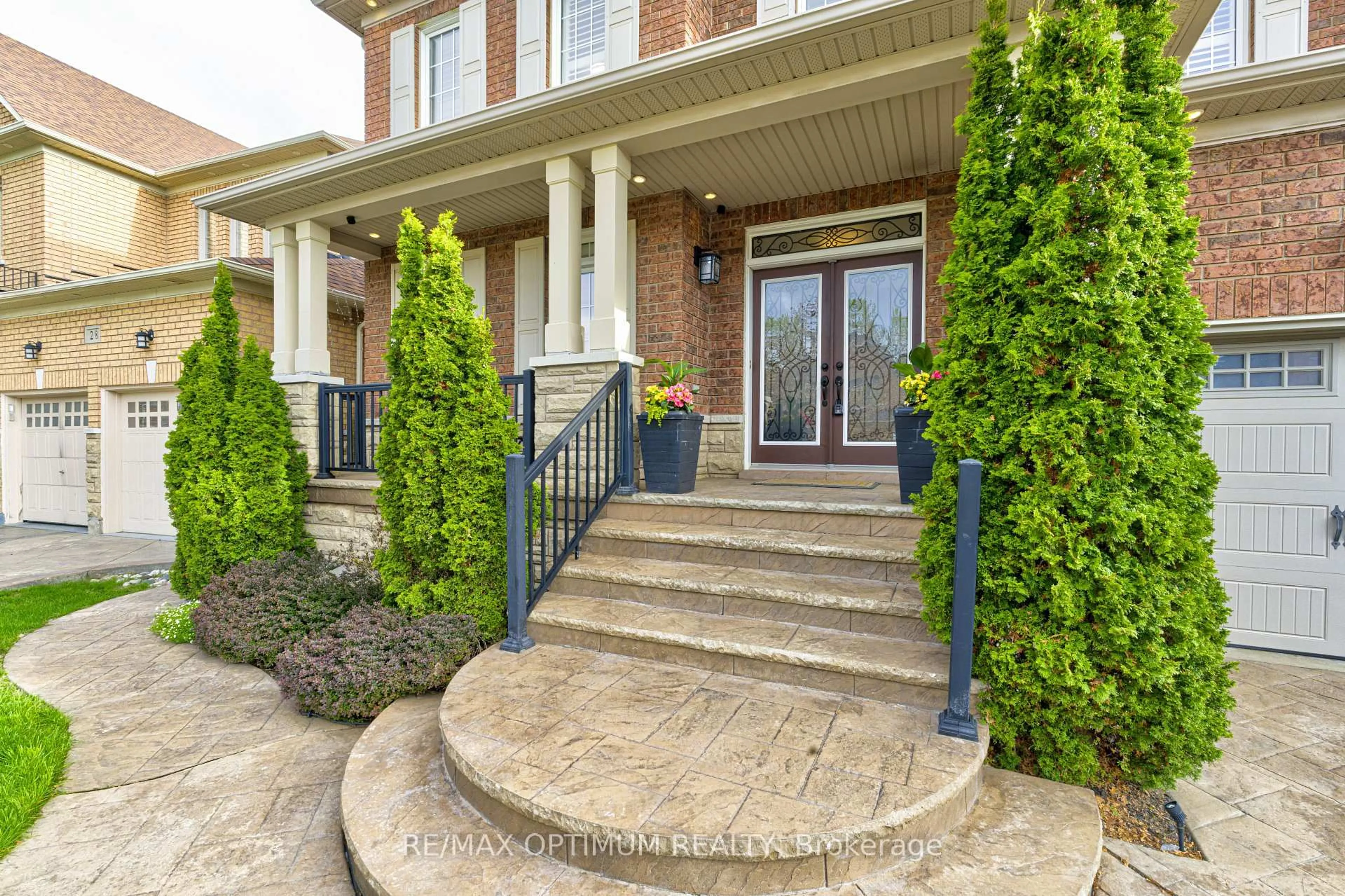 Indoor entryway for 30 Sorbonne Dr, Brampton Ontario L6P 1Z3