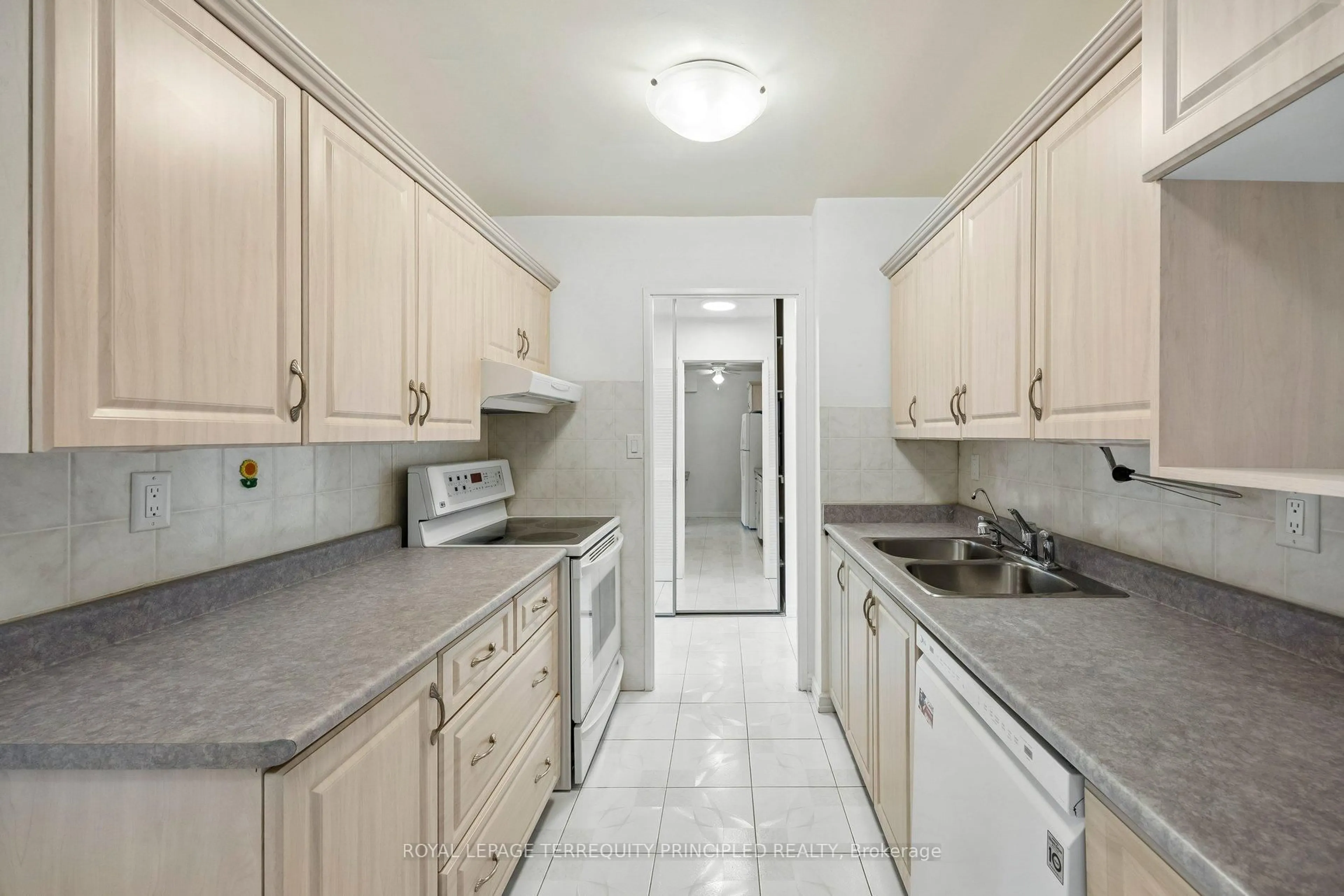 Standard kitchen, ceramic/tile floor for 335 Driftwood Ave #611, Toronto Ontario M3N 2P3