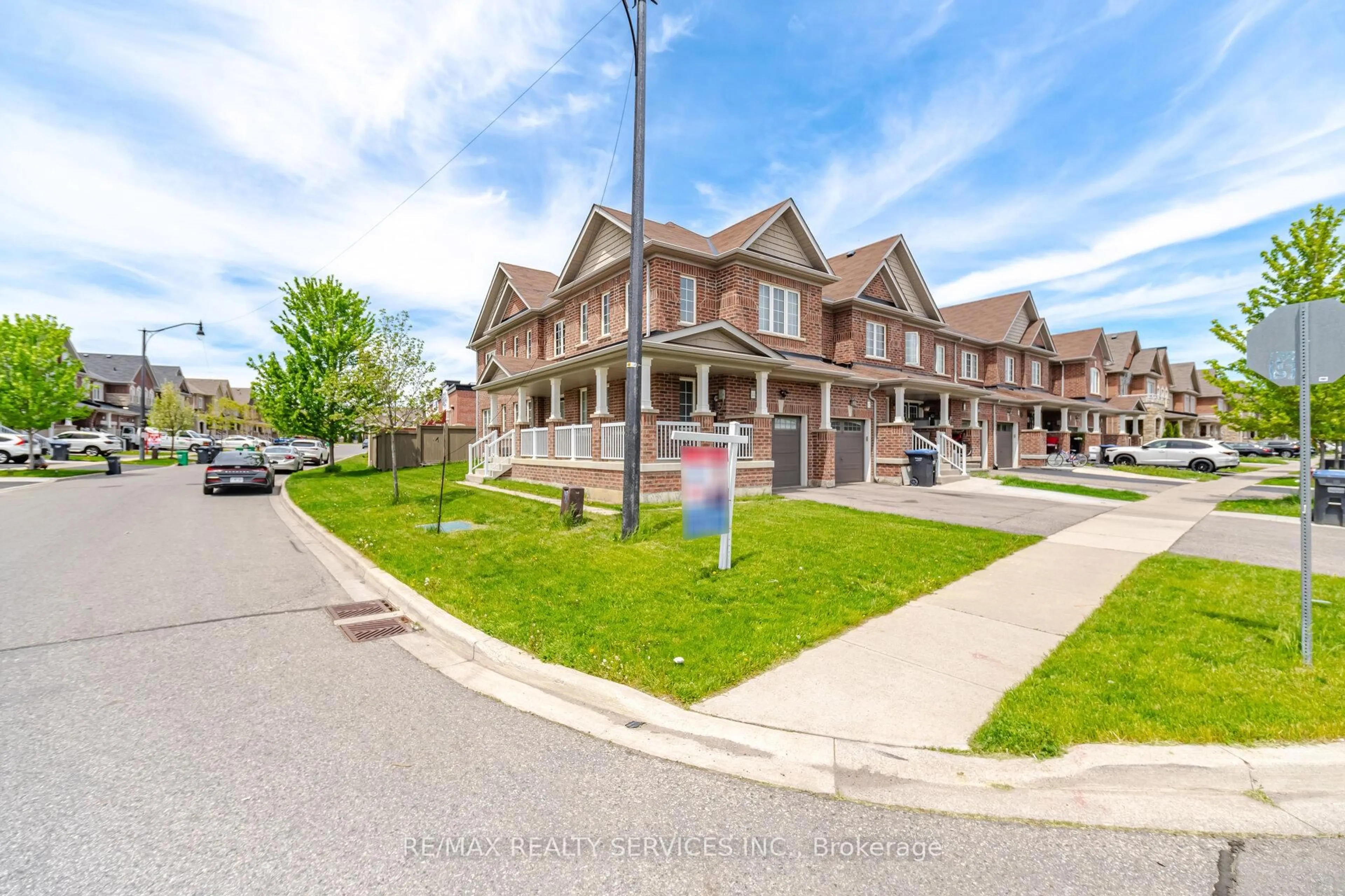 A pic from outside/outdoor area/front of a property/back of a property/a pic from drone, street for 144 Baffin Cres, Brampton Ontario L7A 4K9