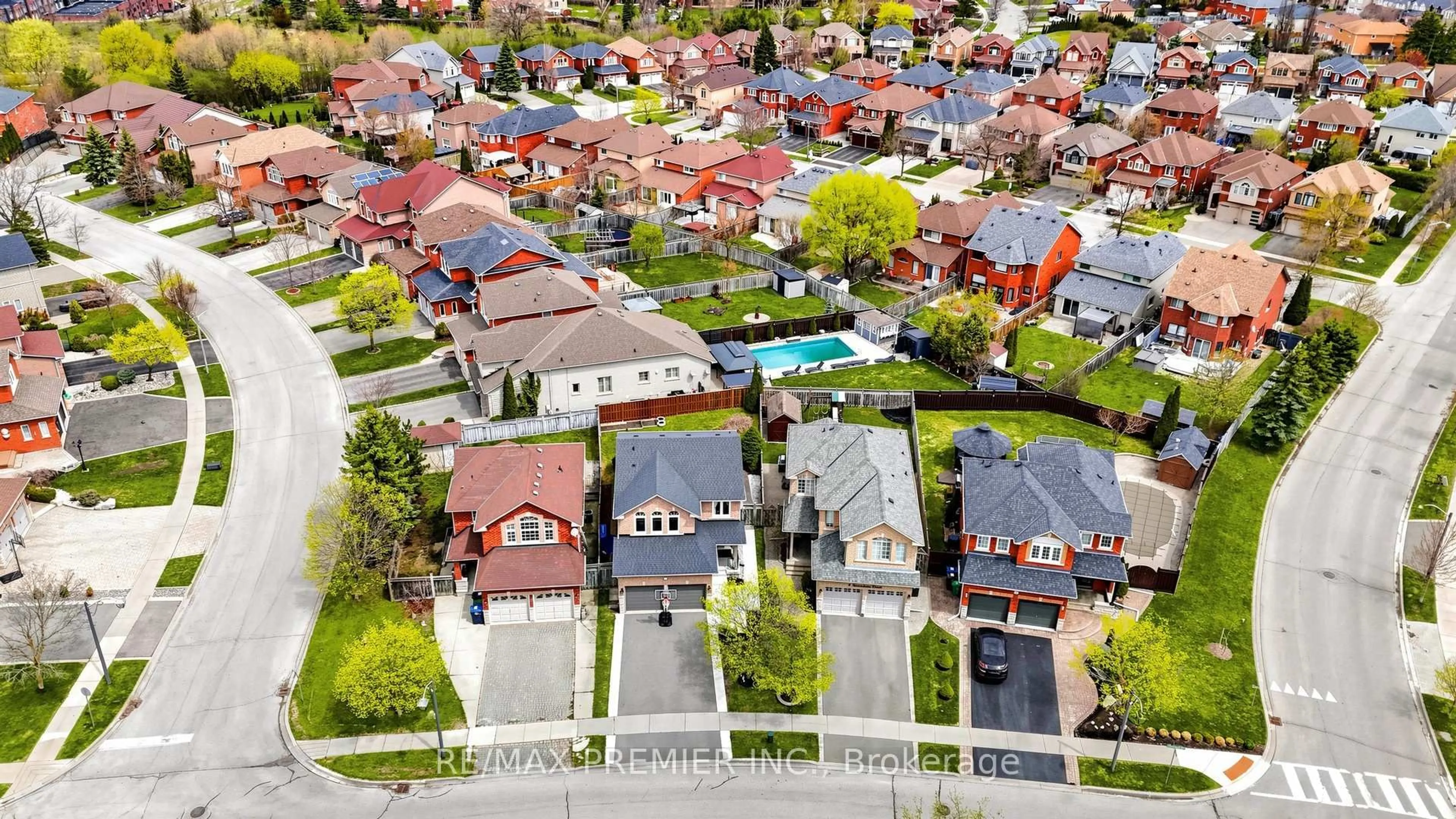A pic from outside/outdoor area/front of a property/back of a property/a pic from drone, street for 6 Terrastone Crt, Caledon Ontario L7E 2H1