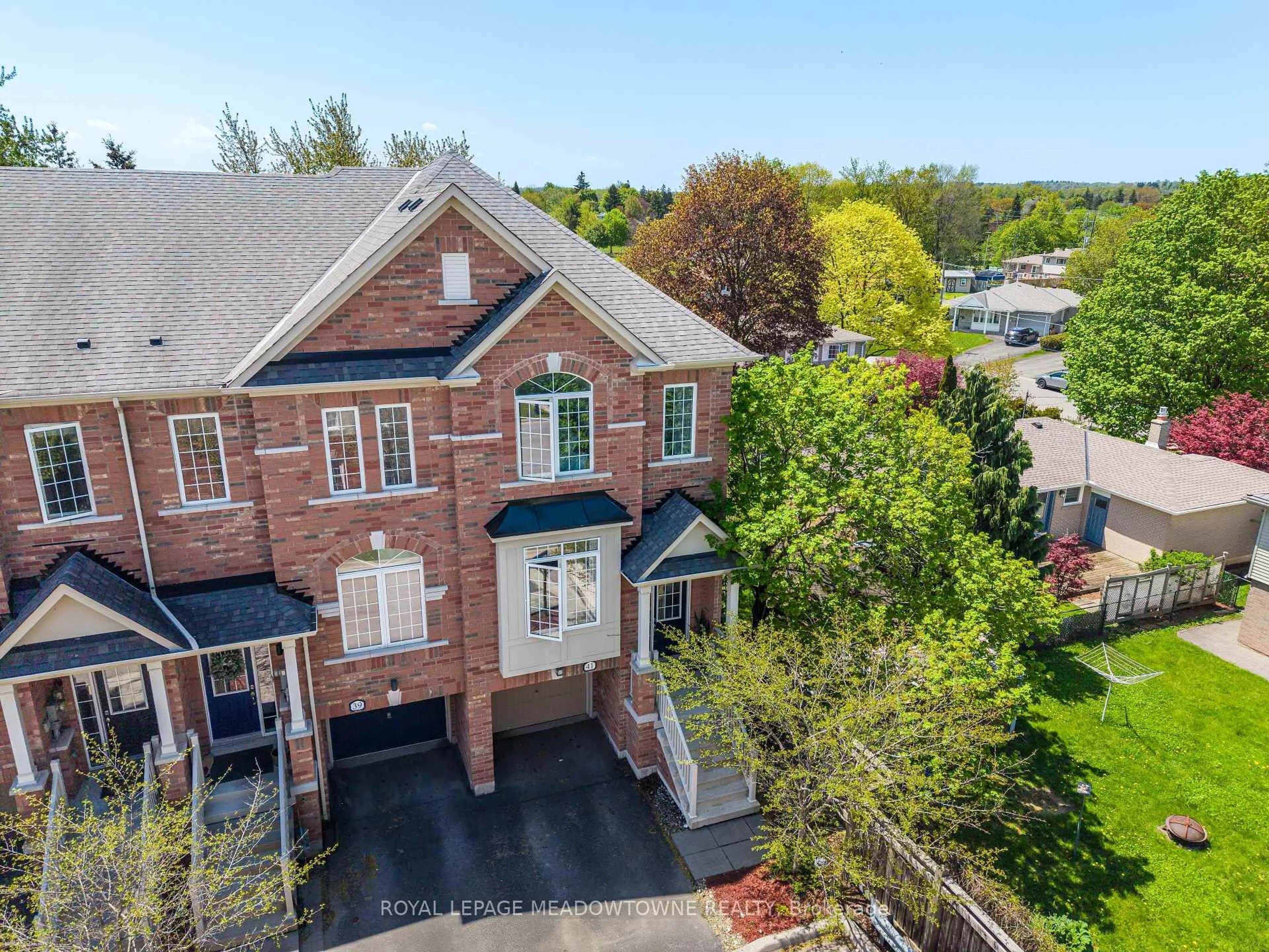 A pic from outside/outdoor area/front of a property/back of a property/a pic from drone, street for 41 Promenade Tr, Halton Hills Ontario L7G 0G8