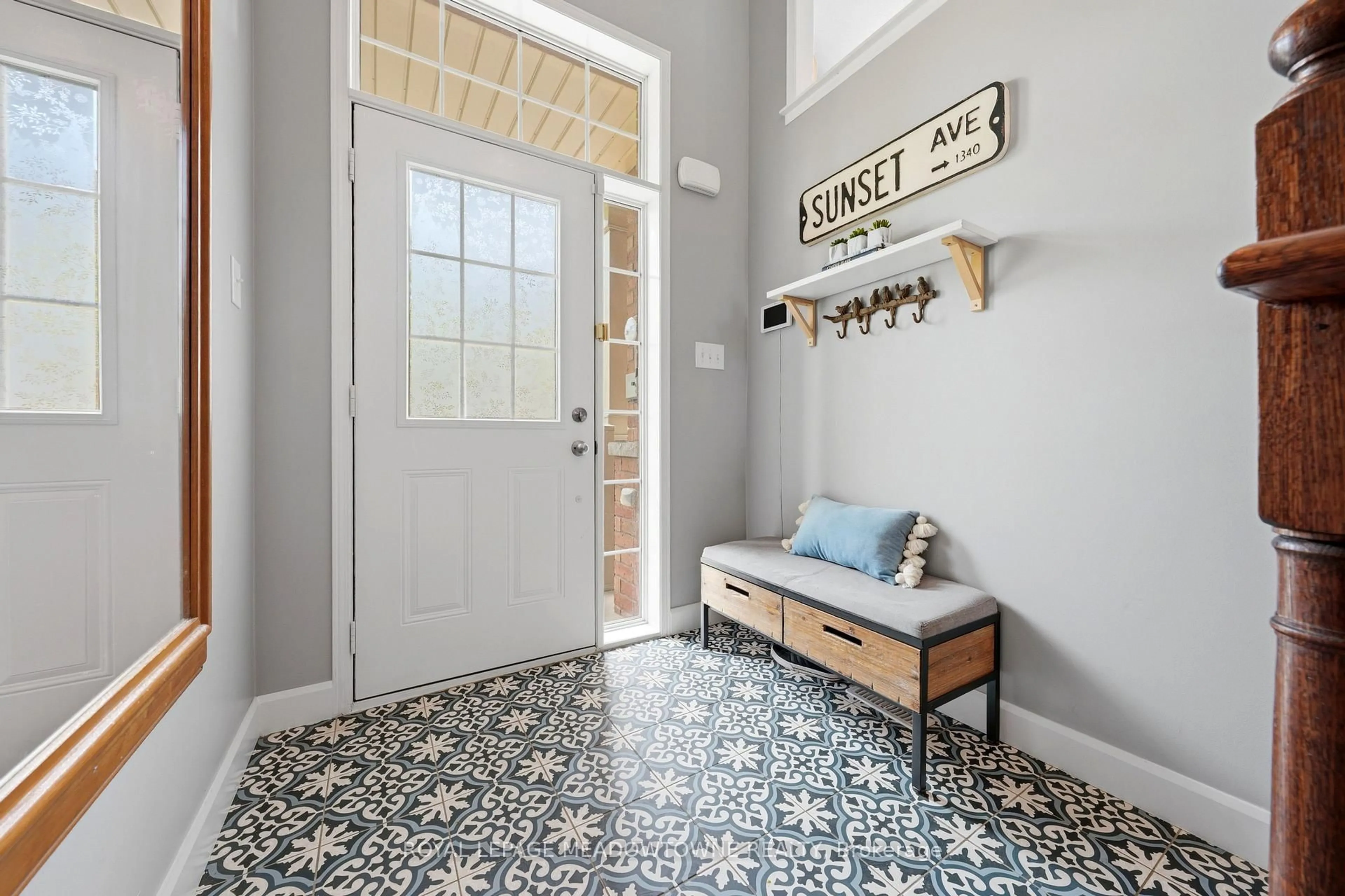 Indoor entryway for 41 Promenade Tr, Halton Hills Ontario L7G 0G8