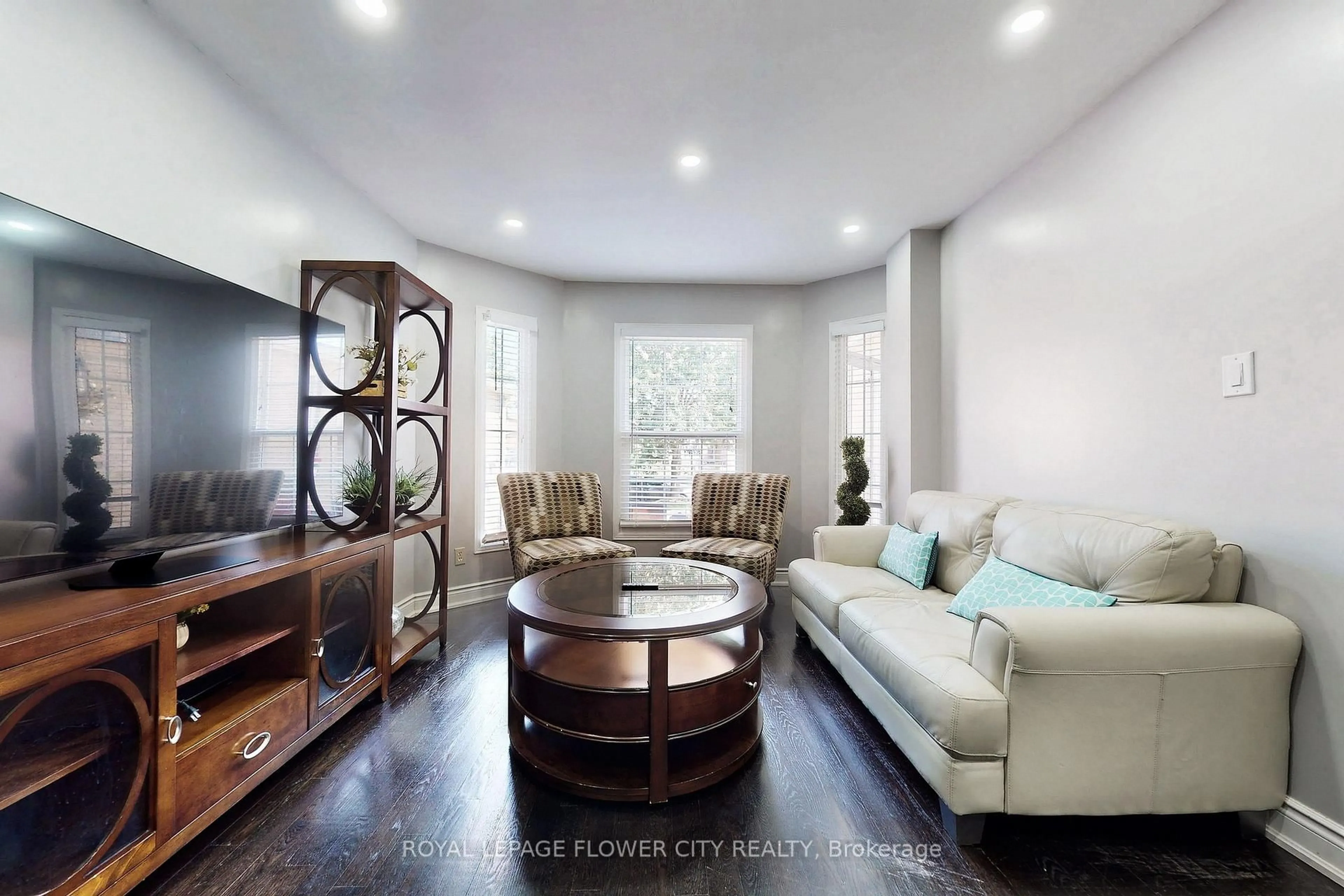 Living room with furniture, unknown for 656 Esprit Cres, Mississauga Ontario L5R 3B9