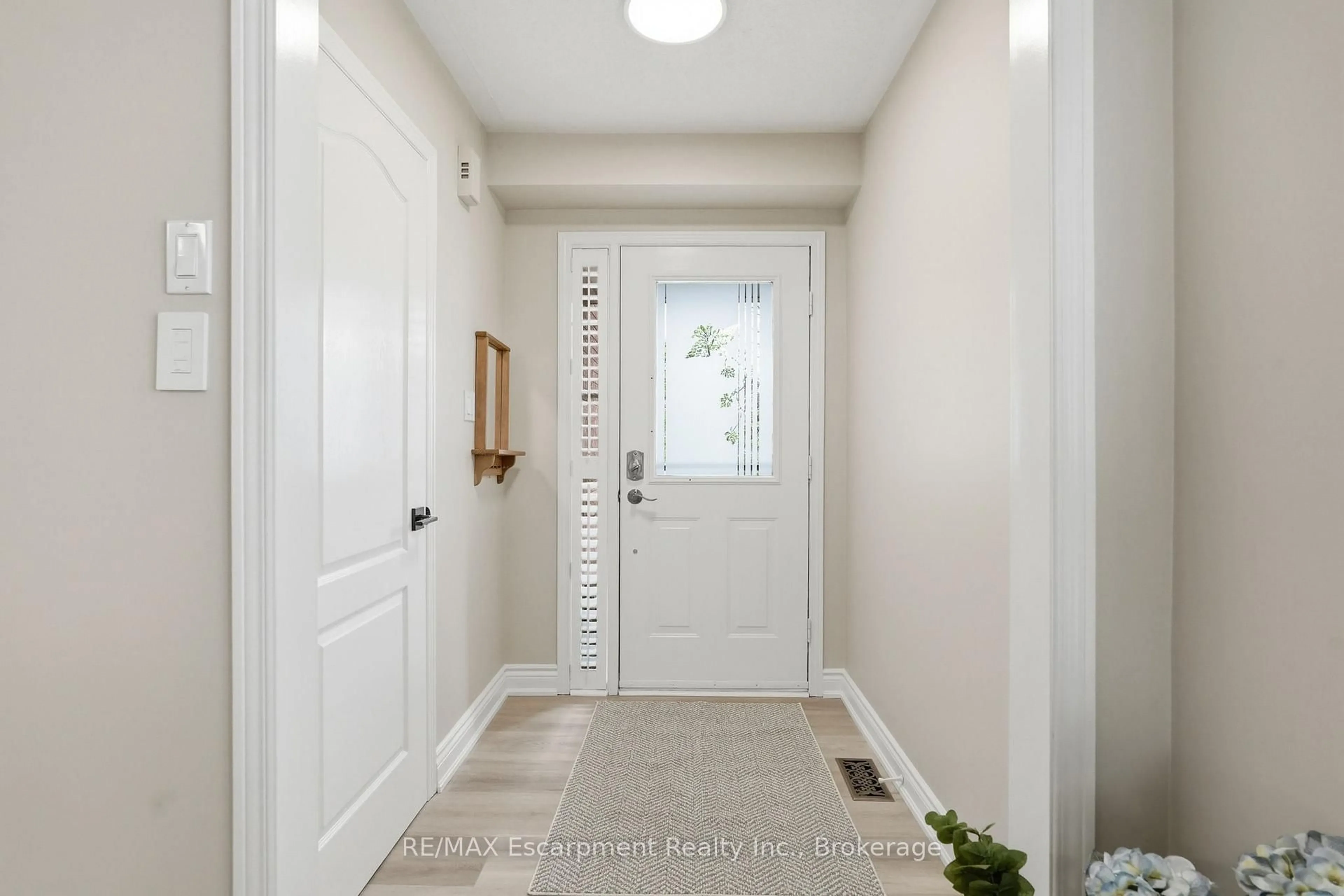Indoor entryway for 2124 Glenhampton Rd, Oakville Ontario L6M 3X1