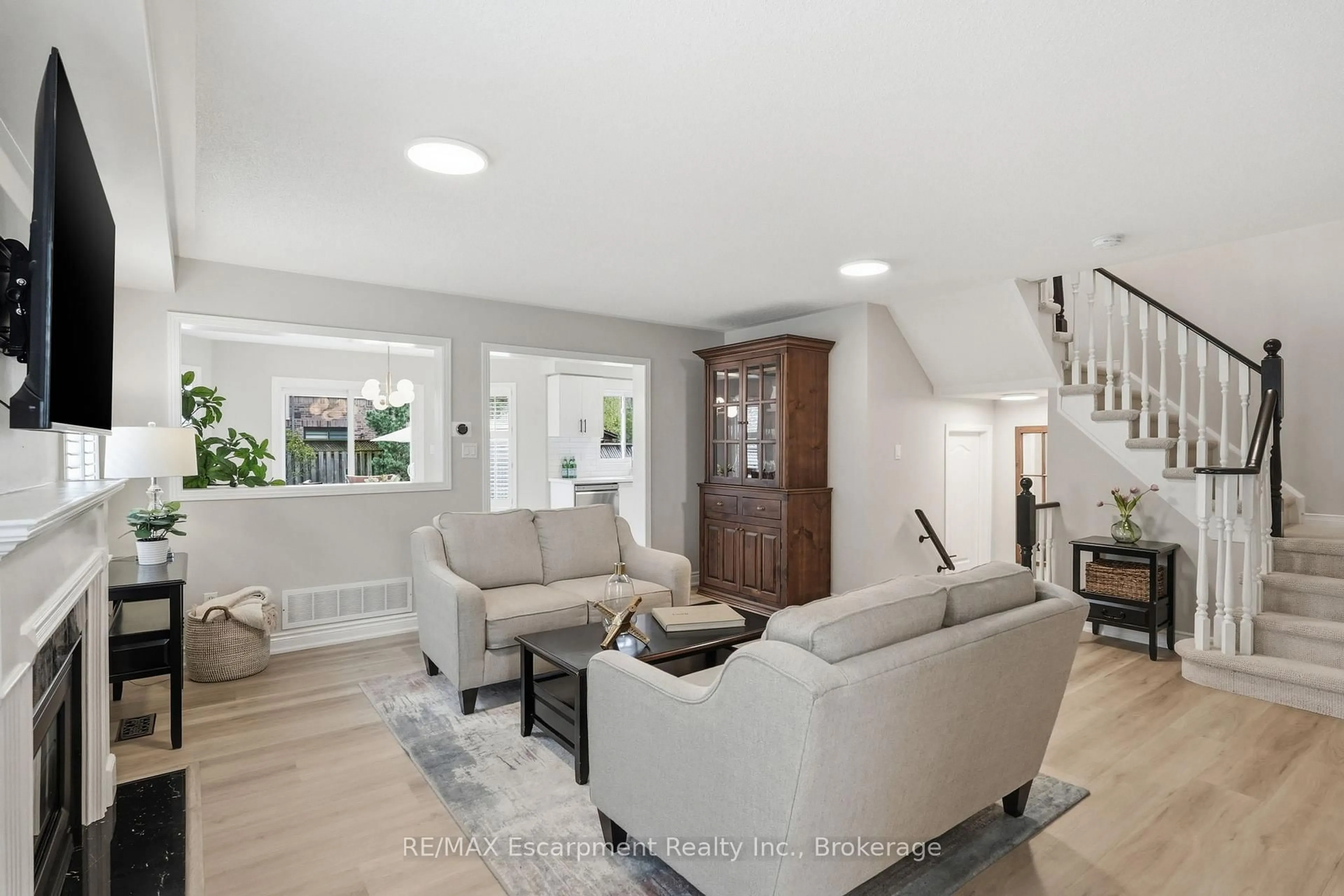Living room with furniture, unknown for 2124 Glenhampton Rd, Oakville Ontario L6M 3X1