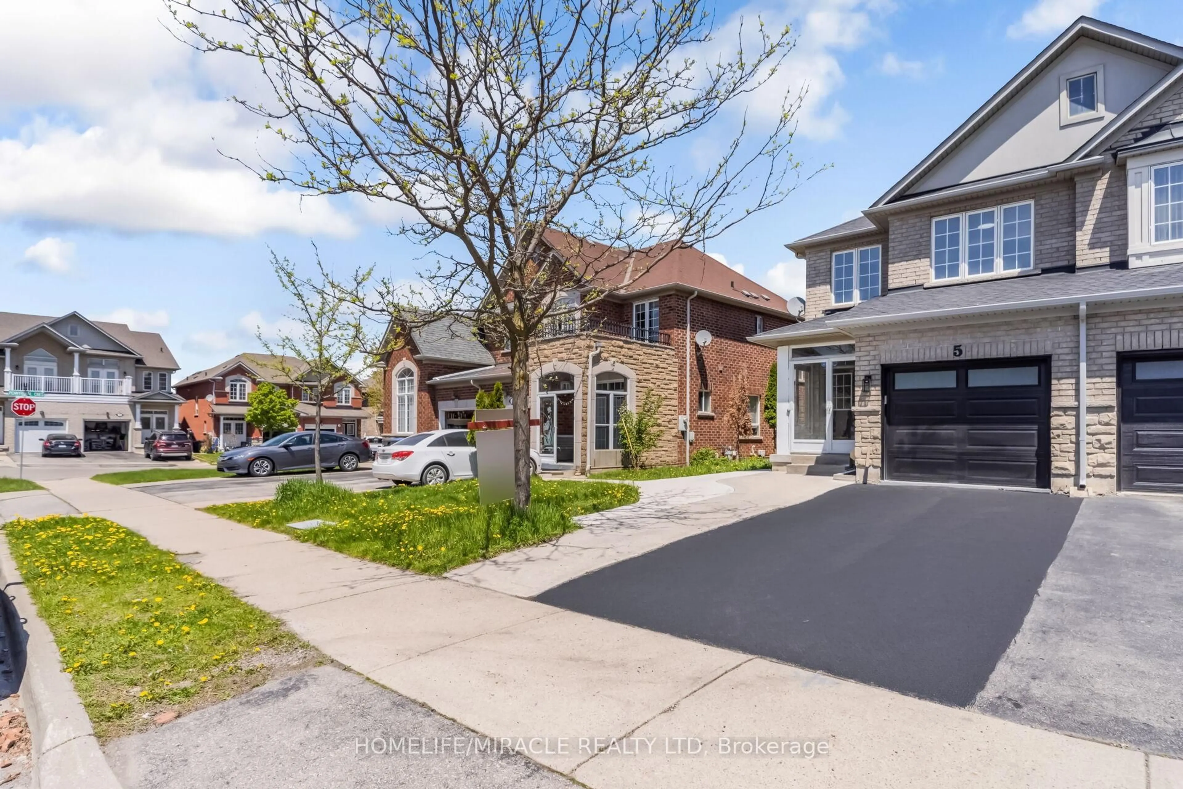 A pic from outside/outdoor area/front of a property/back of a property/a pic from drone, street for 5 Cherryplum Way, Brampton Ontario L6S 6J8