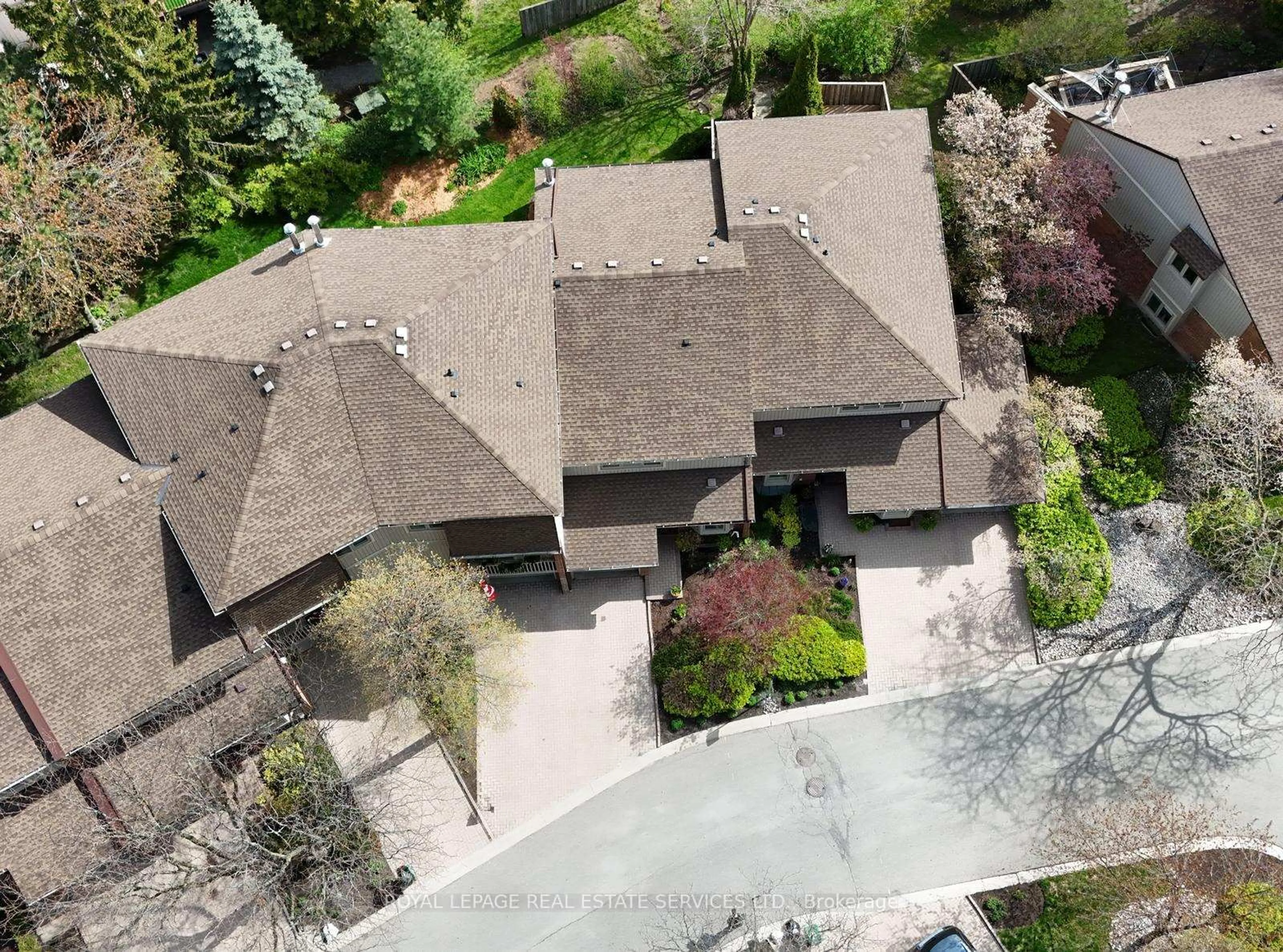 A pic from outside/outdoor area/front of a property/back of a property/a pic from drone, street for 1180 Walden Circ #28, Mississauga Ontario L5J 4J9