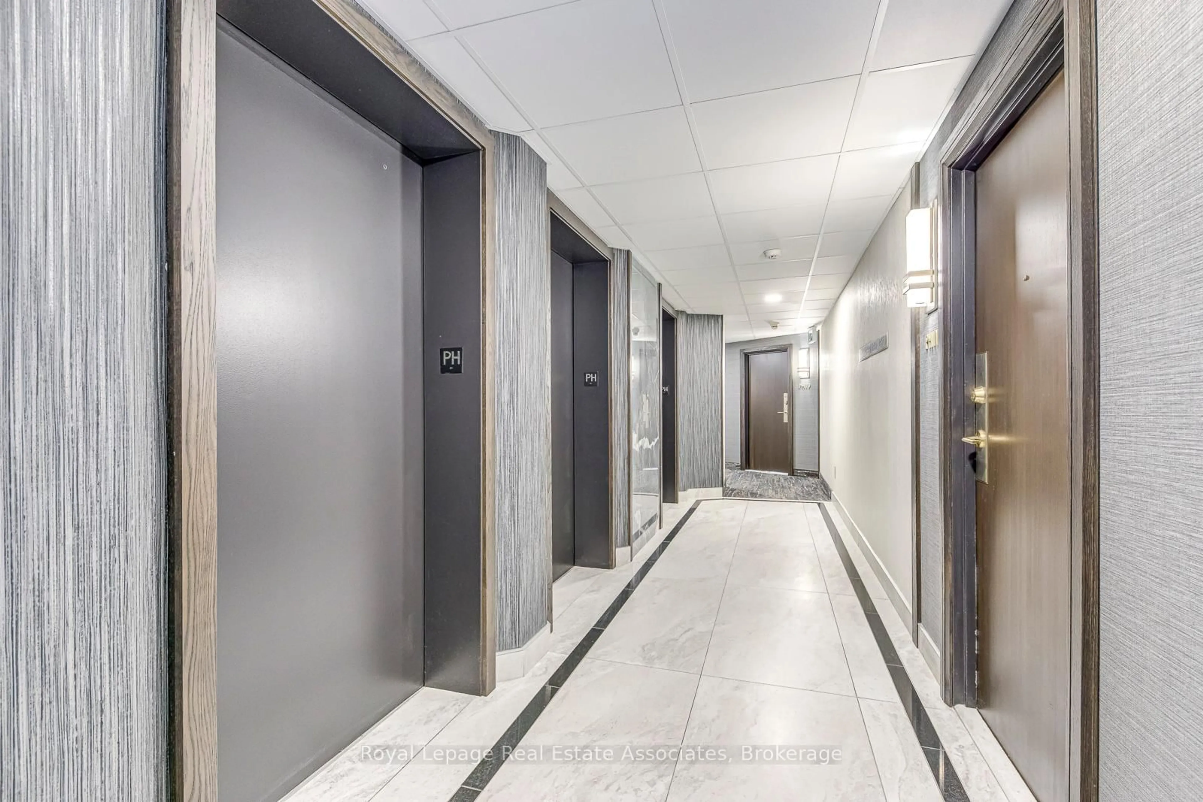 Indoor foyer for 4185 Shipp Dr #Ph18, Mississauga Ontario L4Z 2Y8