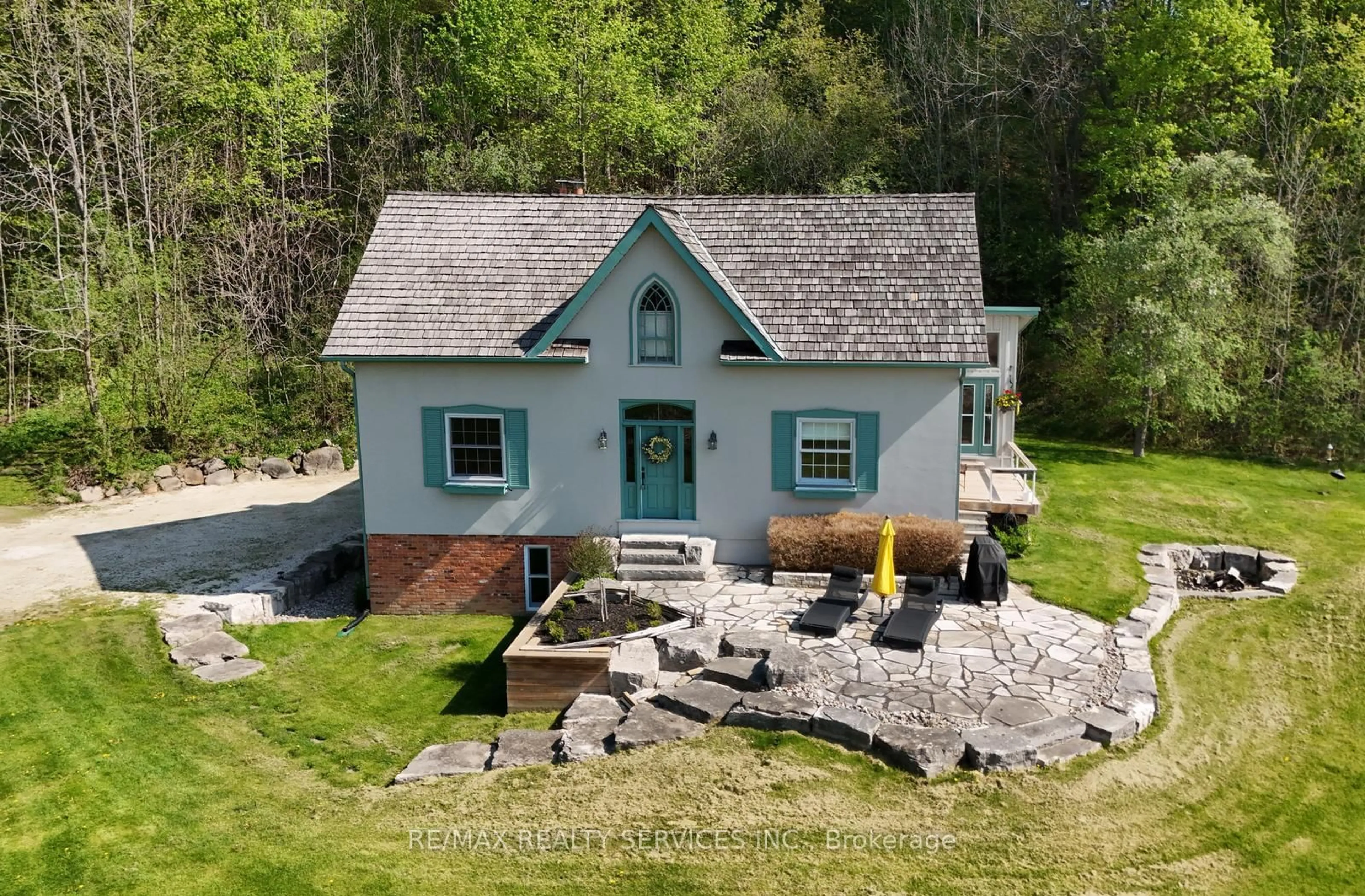 A pic from outside/outdoor area/front of a property/back of a property/a pic from drone, building for 15951 Humber Station Rd, Caledon Ontario L7E 3A3