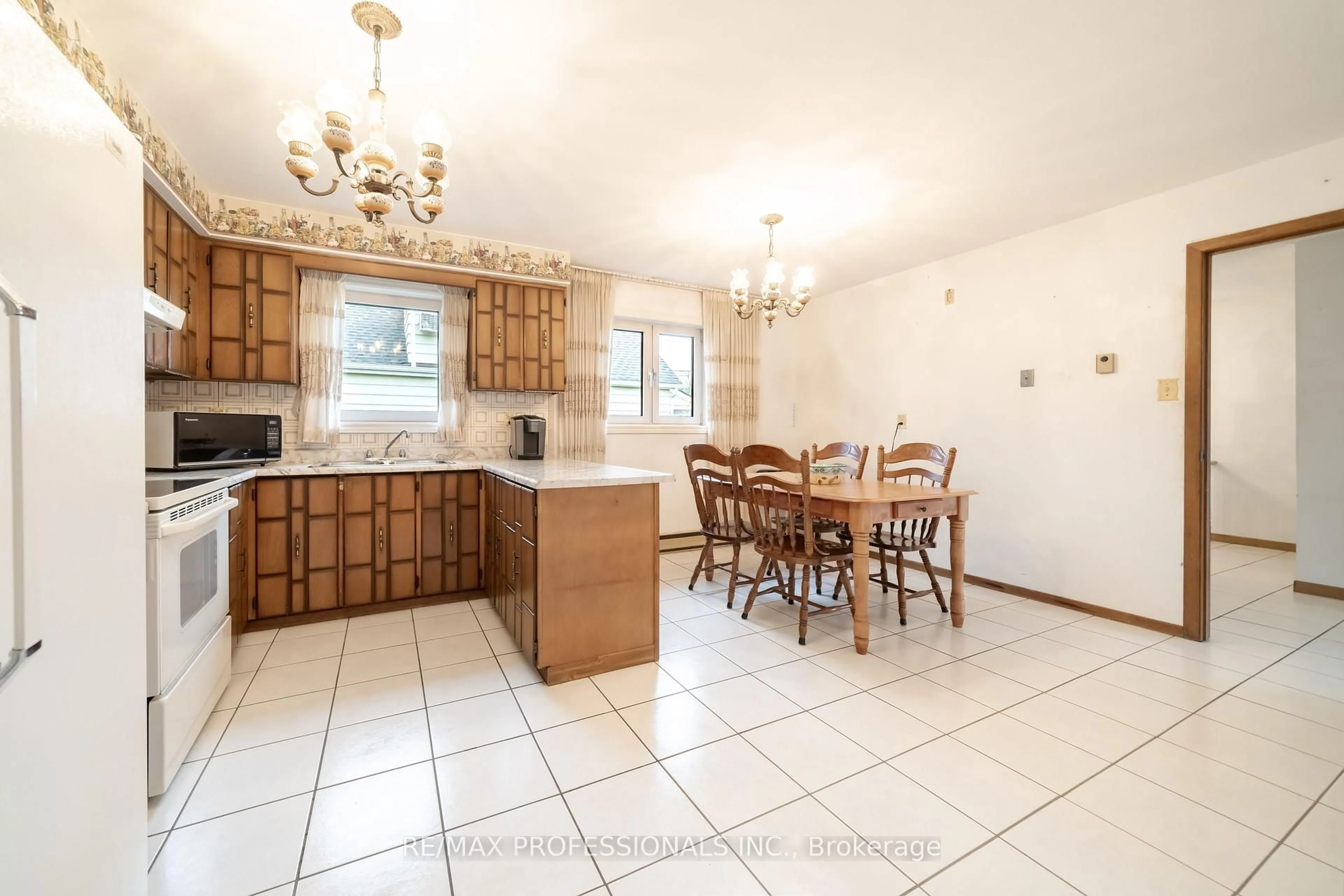 Standard kitchen, ceramic/tile floor for 1164 Kipling Ave, Toronto Ontario M9B 3M6