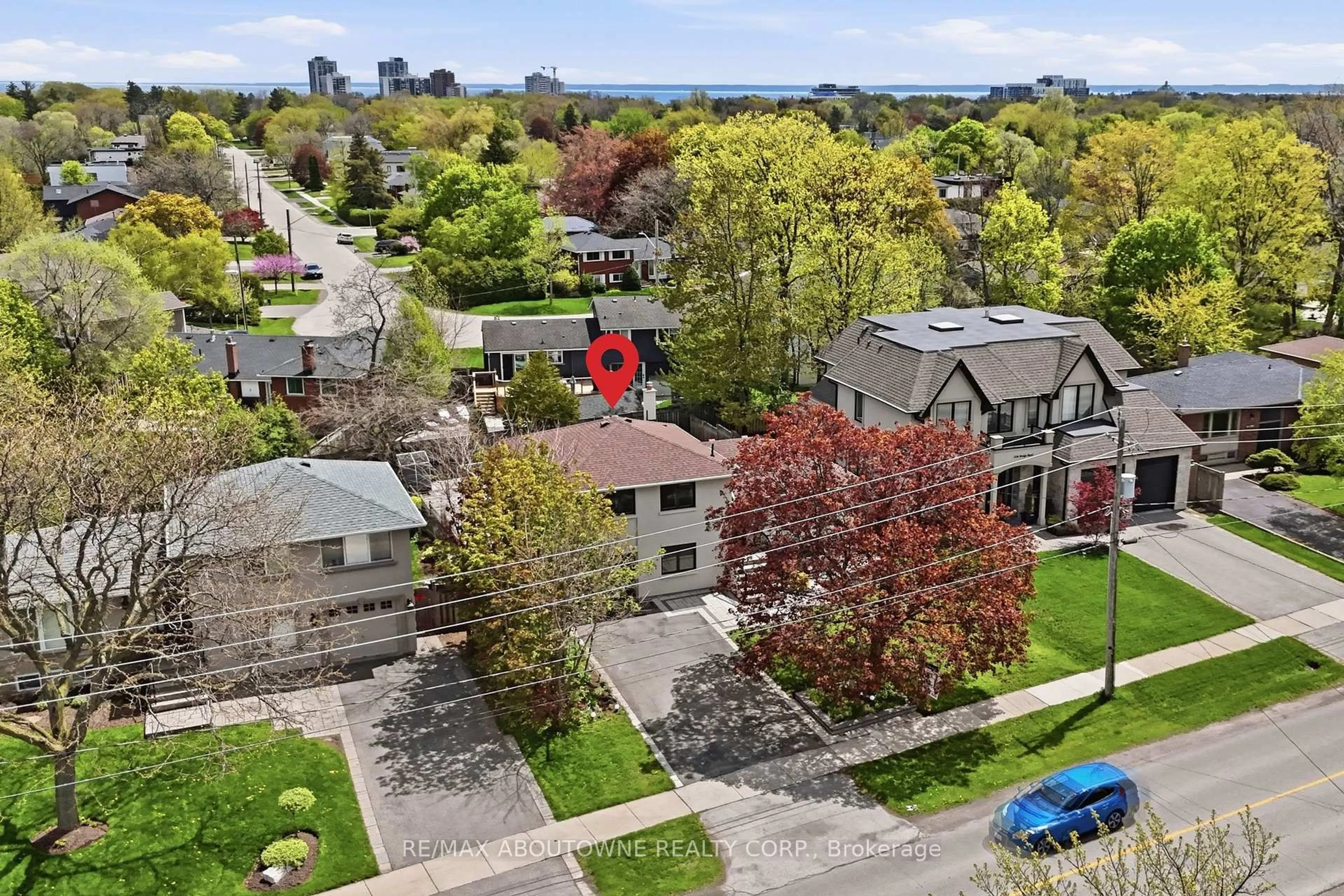 A pic from outside/outdoor area/front of a property/back of a property/a pic from drone, street for 2122 Bridge Rd, Oakville Ontario L6L 2G1