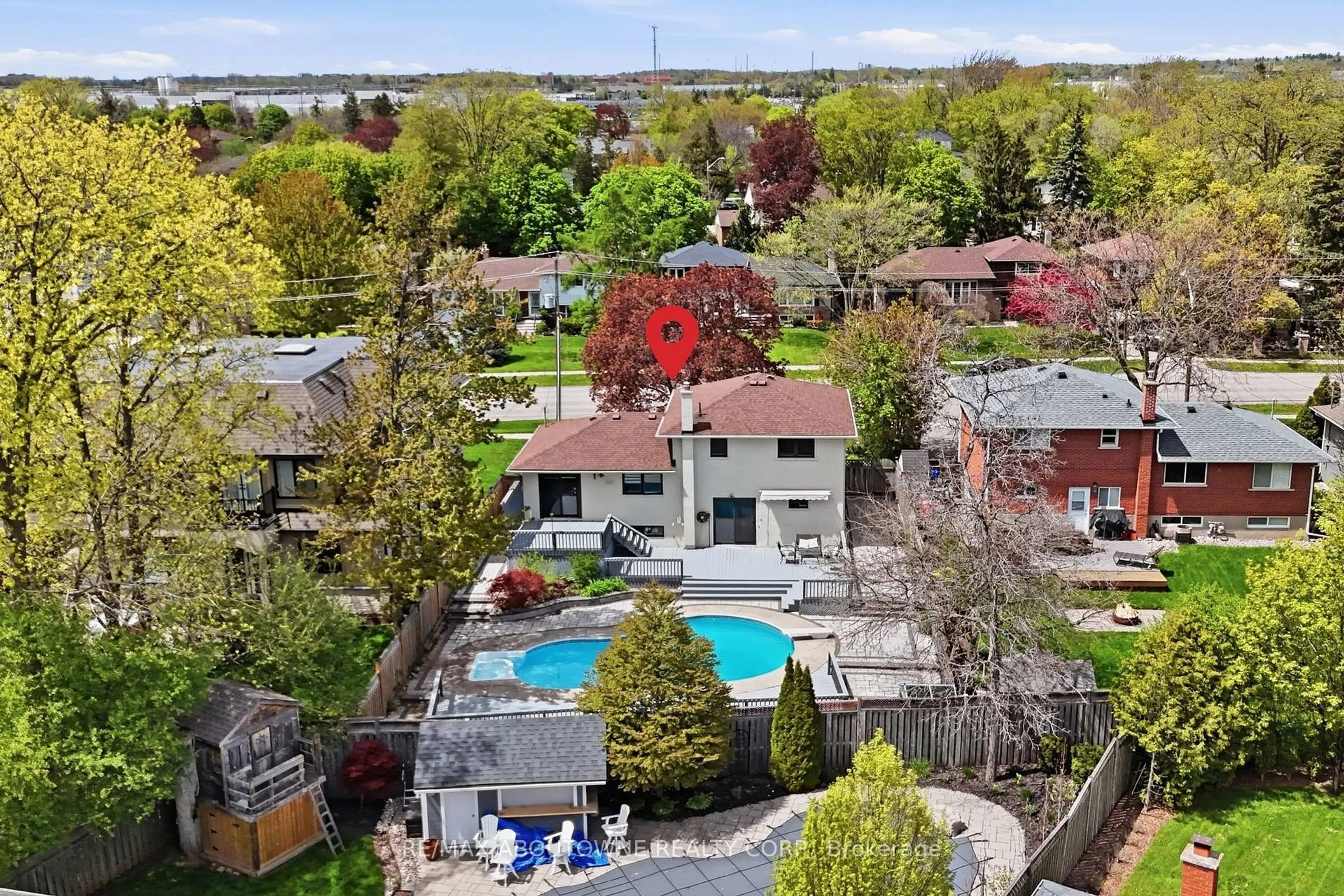 A pic from outside/outdoor area/front of a property/back of a property/a pic from drone, water/lake/river/ocean view for 2122 Bridge Rd, Oakville Ontario L6L 2G1