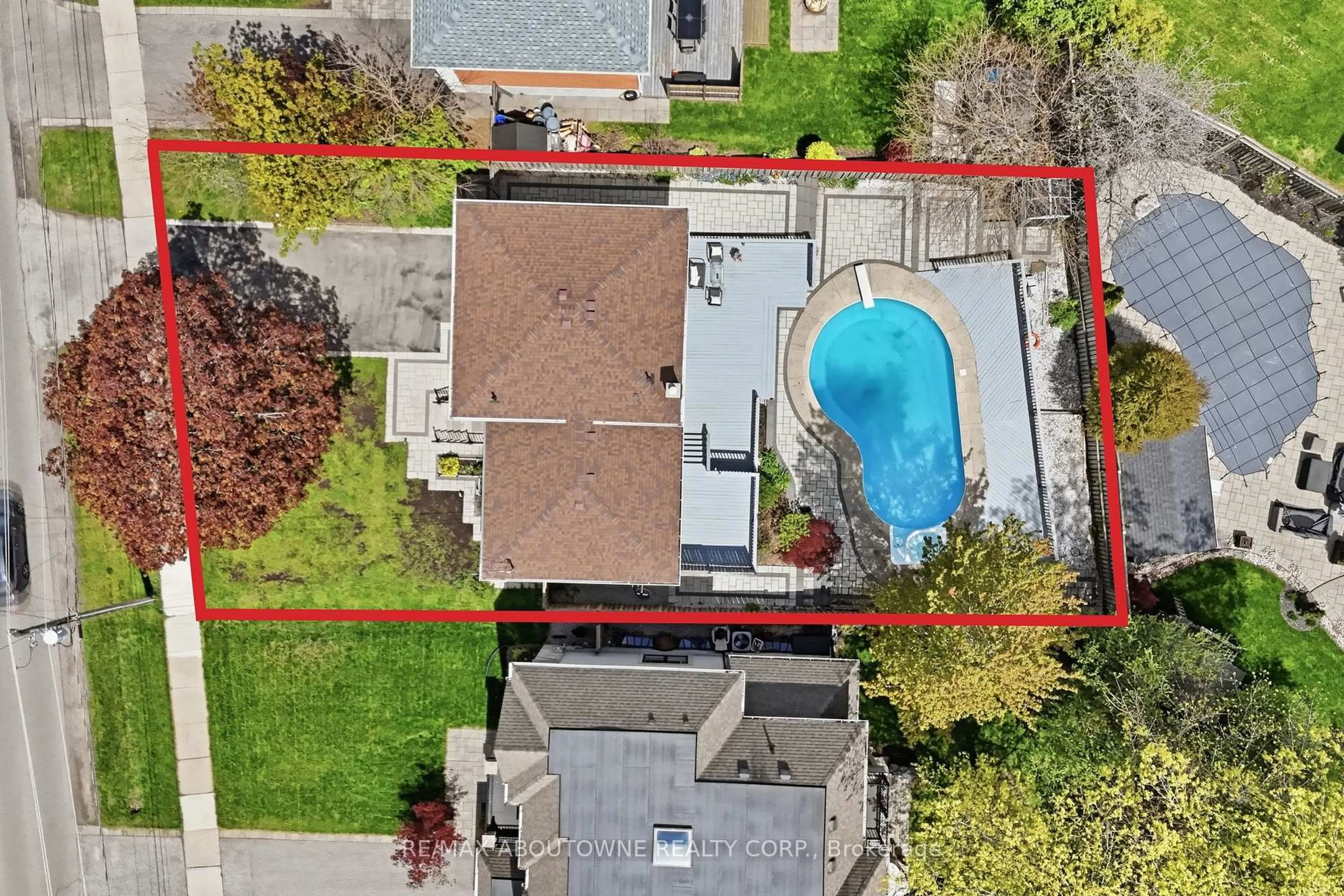 A pic from outside/outdoor area/front of a property/back of a property/a pic from drone, street for 2122 Bridge Rd, Oakville Ontario L6L 2G1