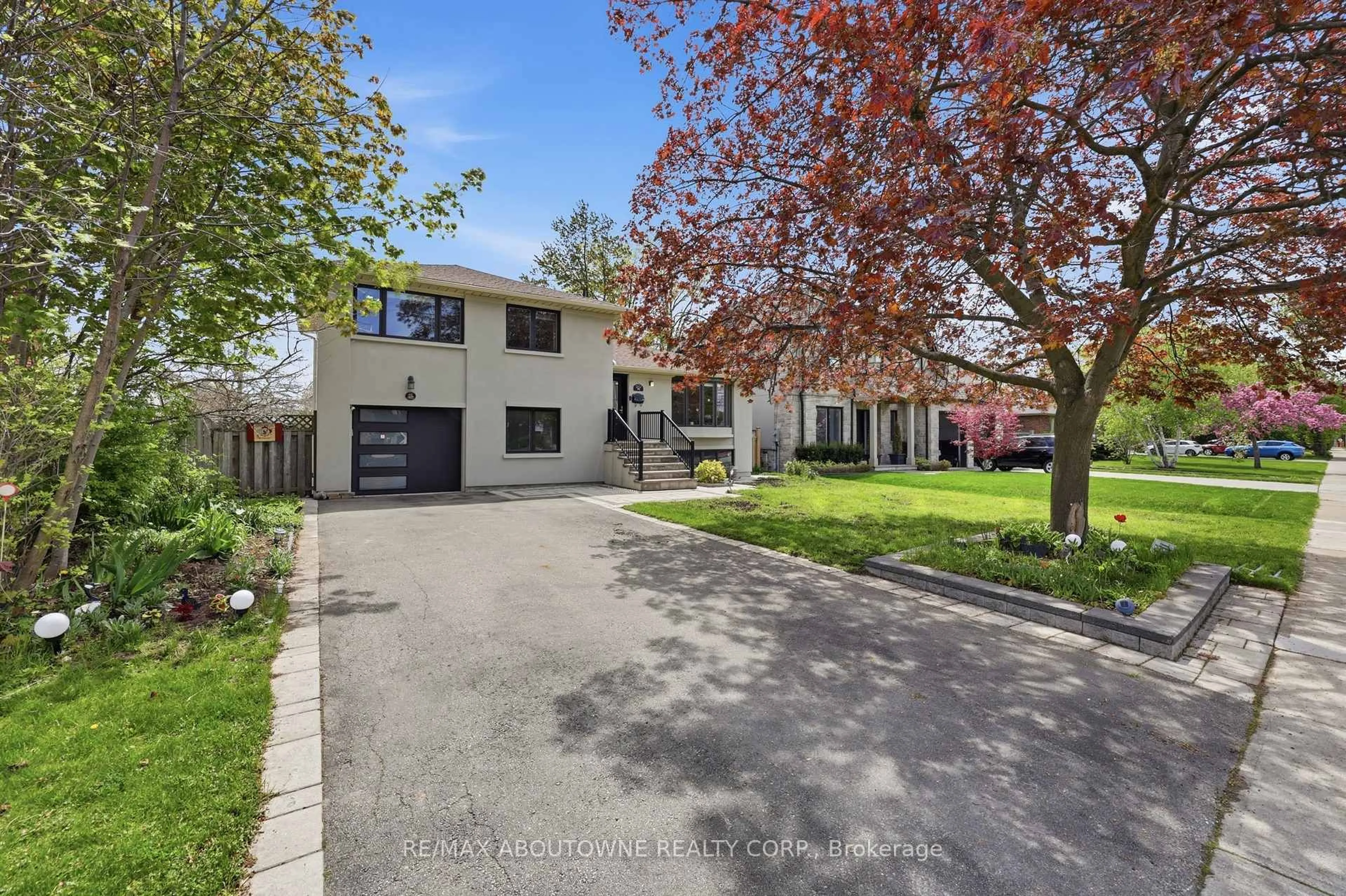 A pic from outside/outdoor area/front of a property/back of a property/a pic from drone, street for 2122 Bridge Rd, Oakville Ontario L6L 2G1
