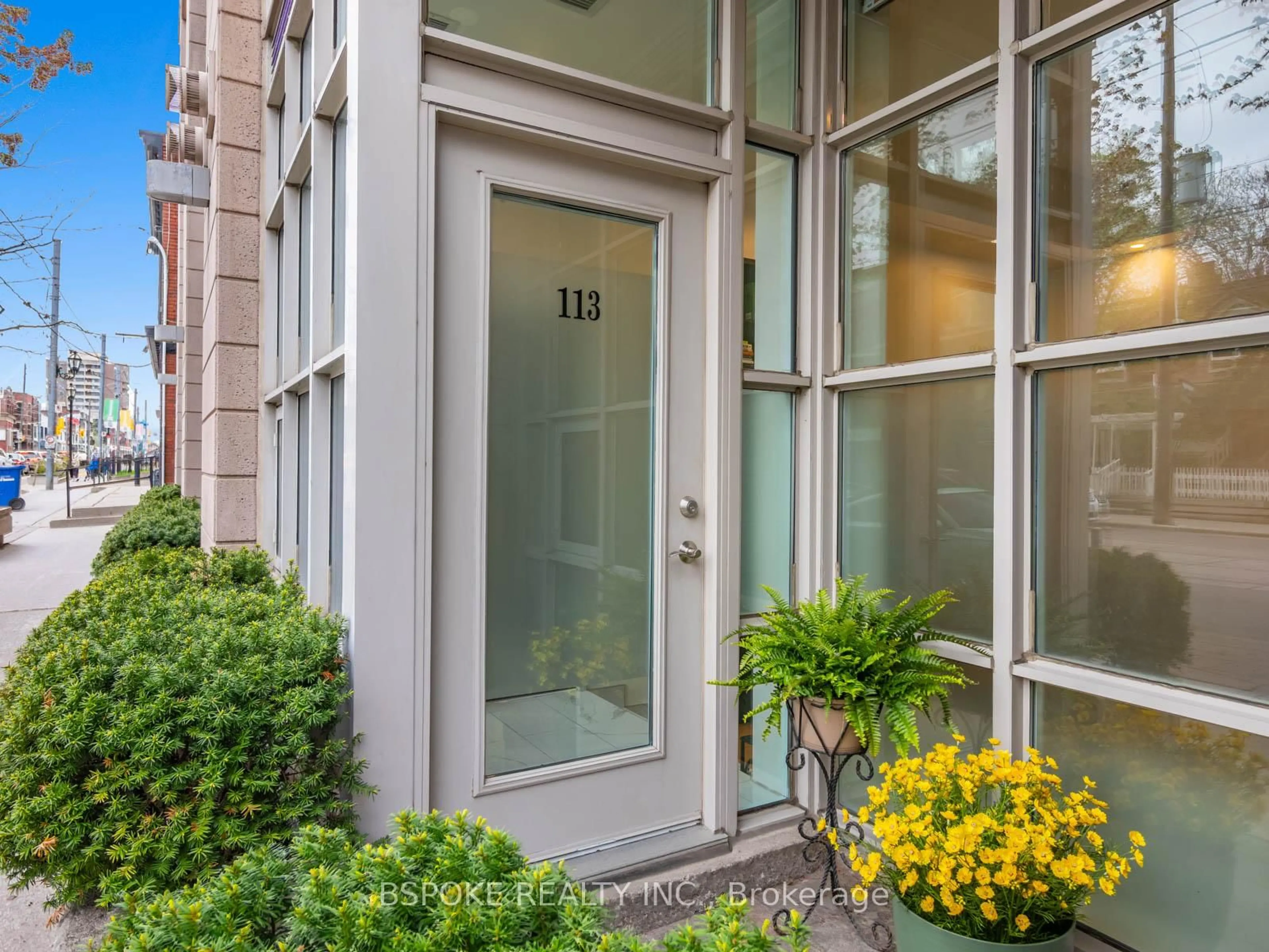 Indoor entryway for 437 Roncesvalles Ave #113, Toronto Ontario M6R 3B9