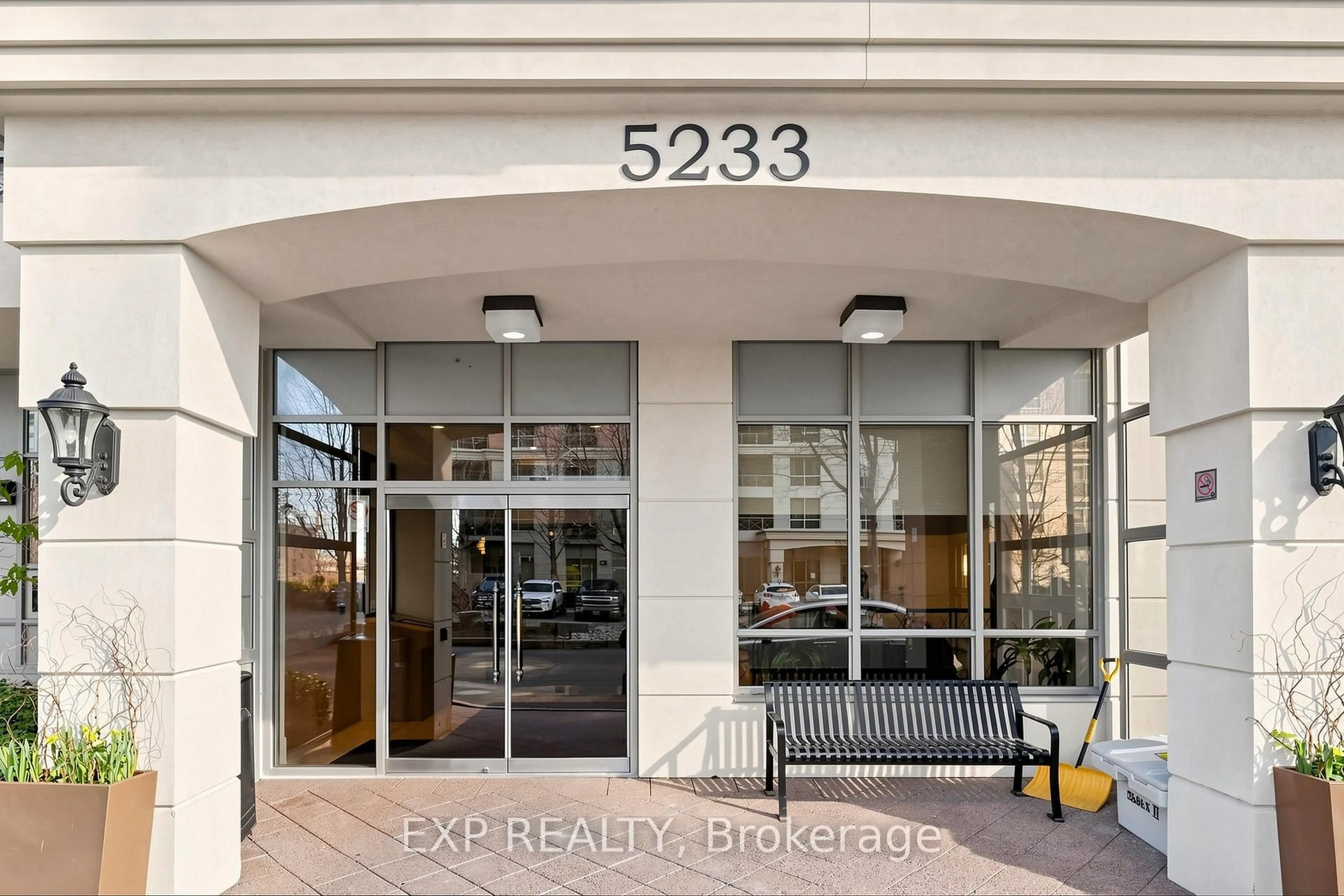 Indoor entryway for 5233 Dundas St ##1428, Toronto Ontario M9B 6M1