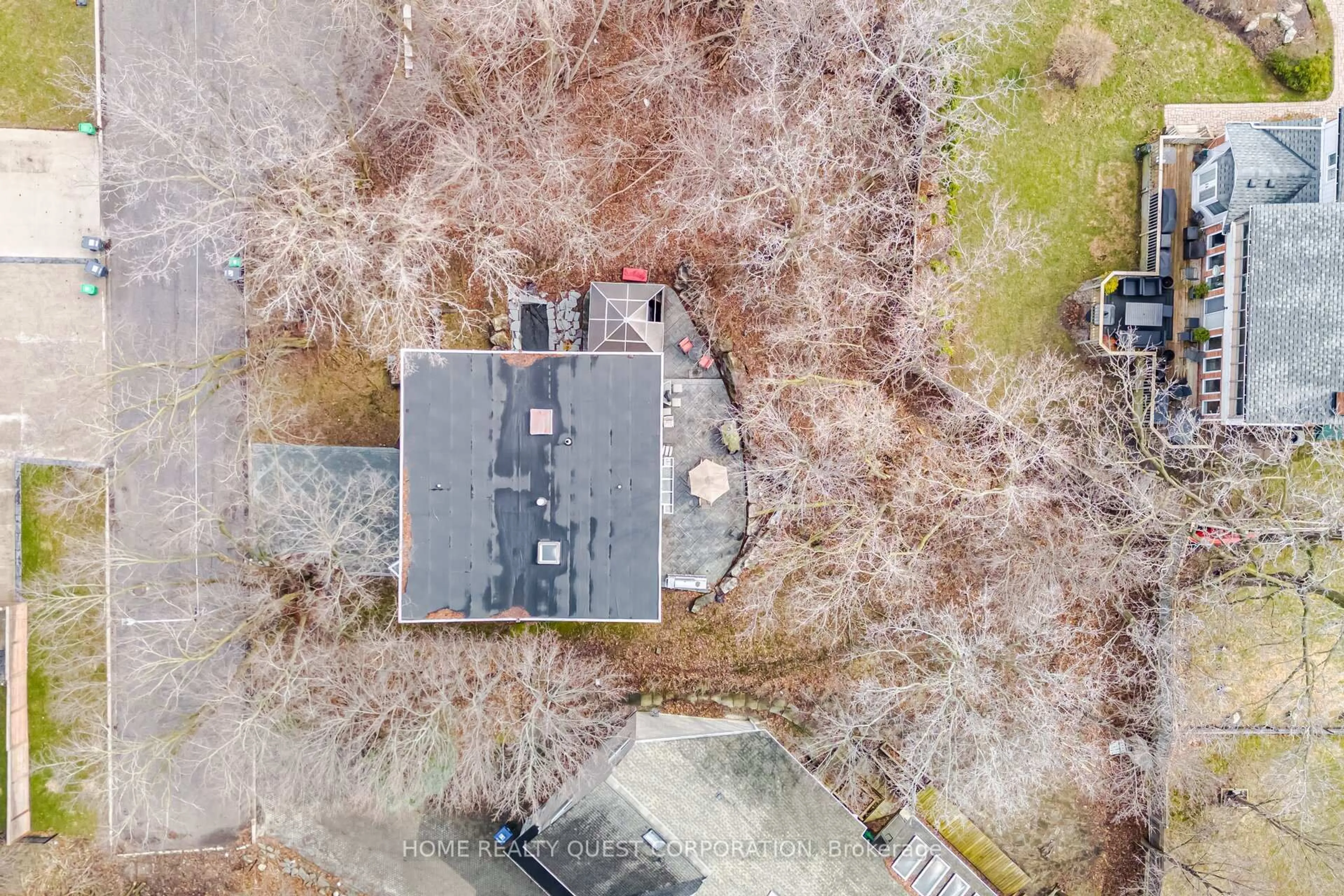 A pic from outside/outdoor area/front of a property/back of a property/a pic from drone, building for 186 Wyndham St, Mississauga Ontario L5M 1N5
