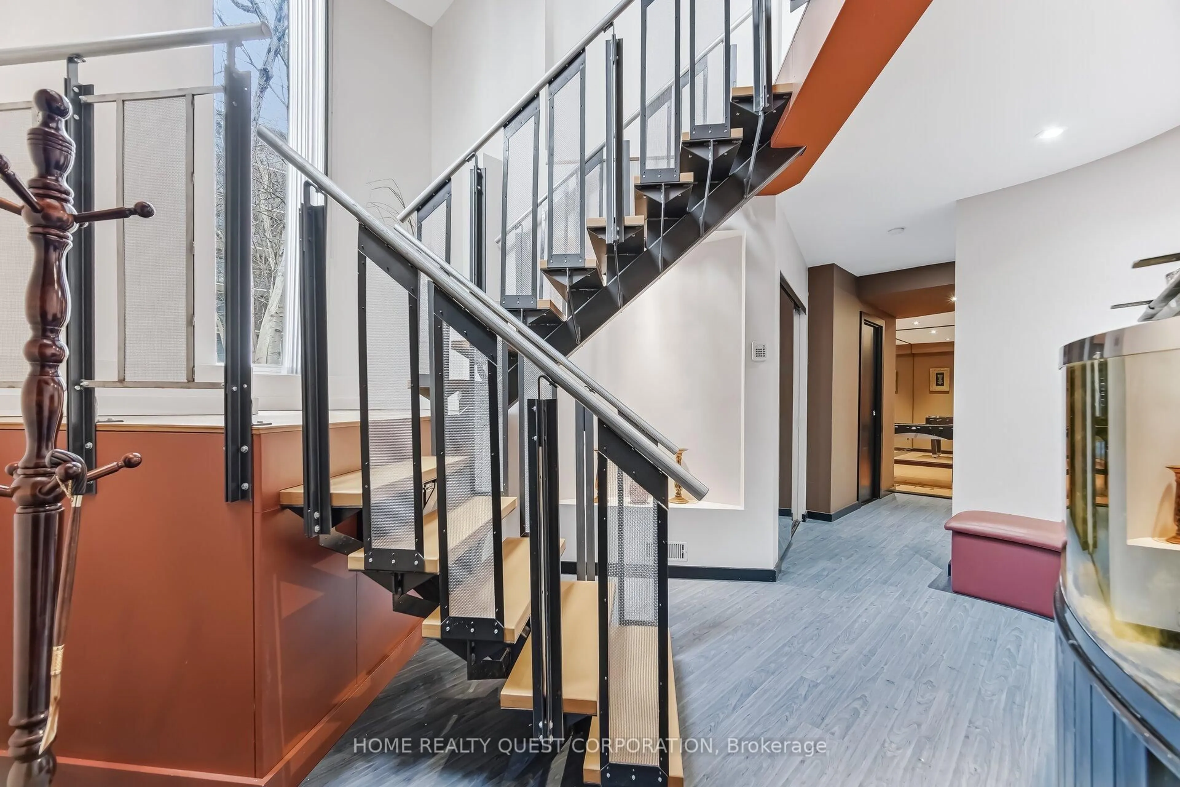 Indoor foyer for 186 Wyndham St, Mississauga Ontario L5M 1N5